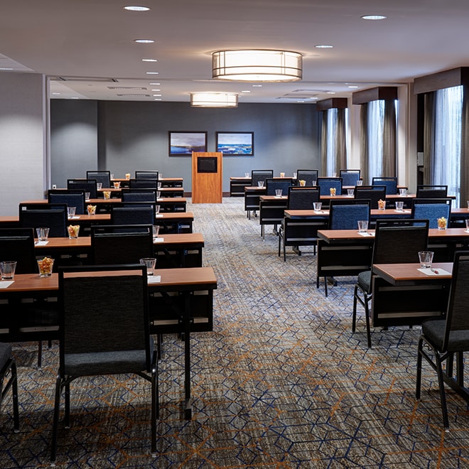 带讲台的小课桌布置