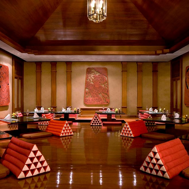 采用亚洲风情餐桌布置的圆桌