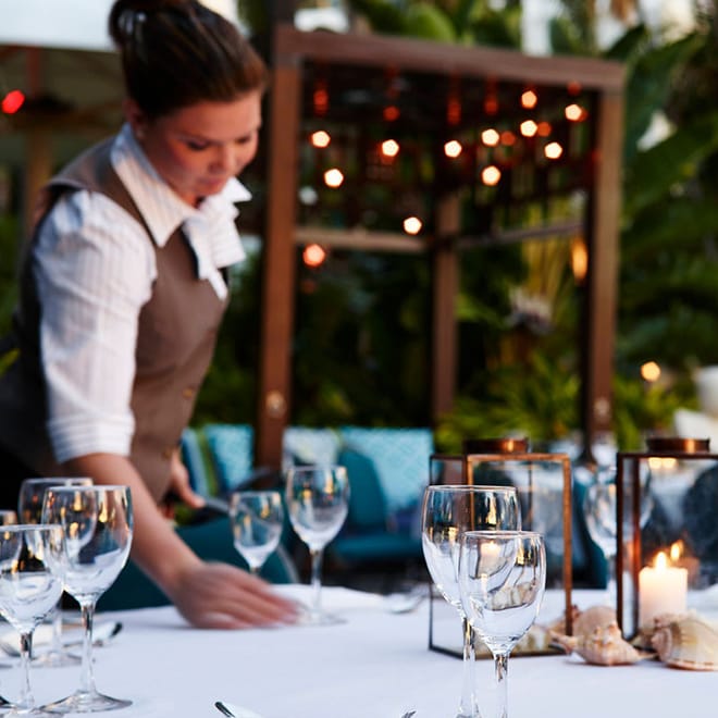 女性员工布置餐桌