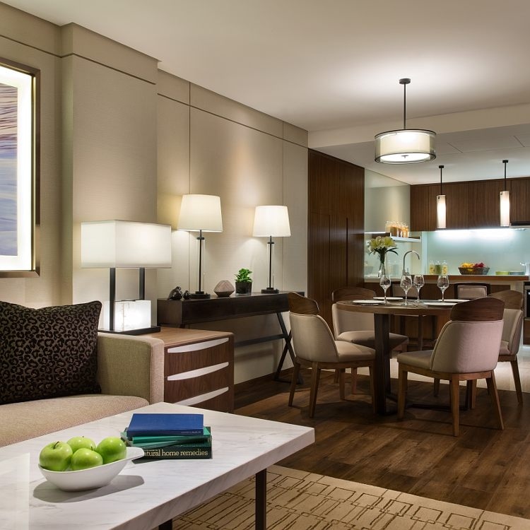 酒店套房内设餐桌,座椅和沙发