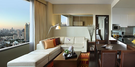 折叠式躺椅和桌子，俯瞰夜幕下的游泳池