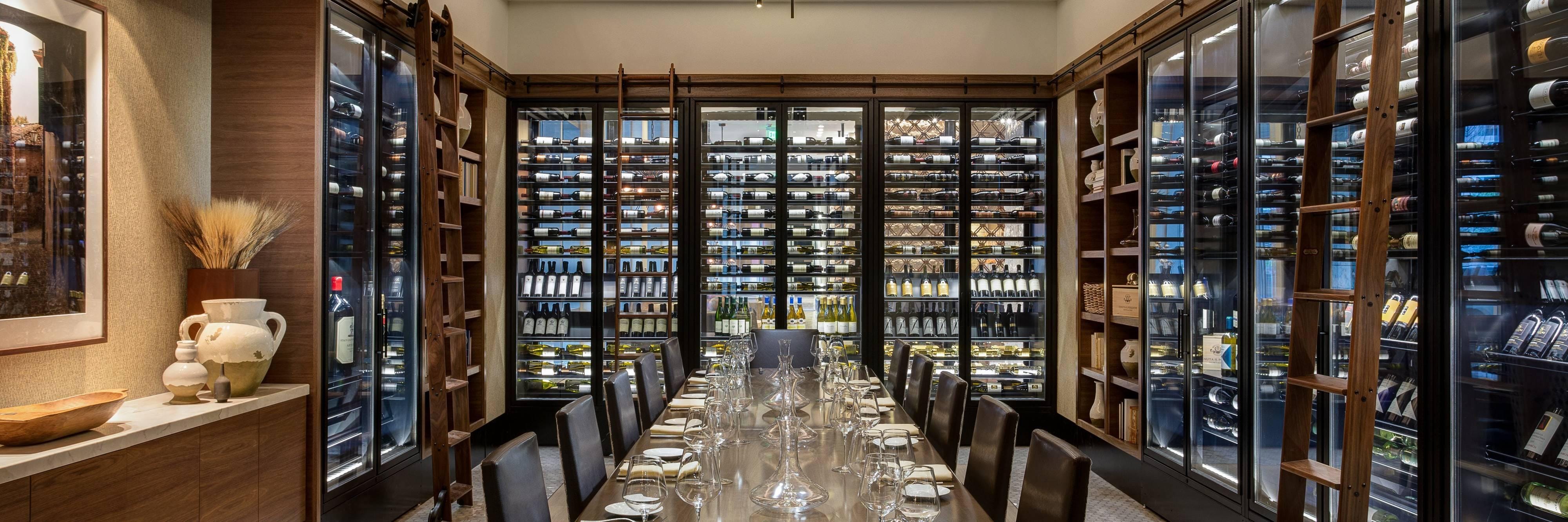 商务晚宴大桌准备就绪