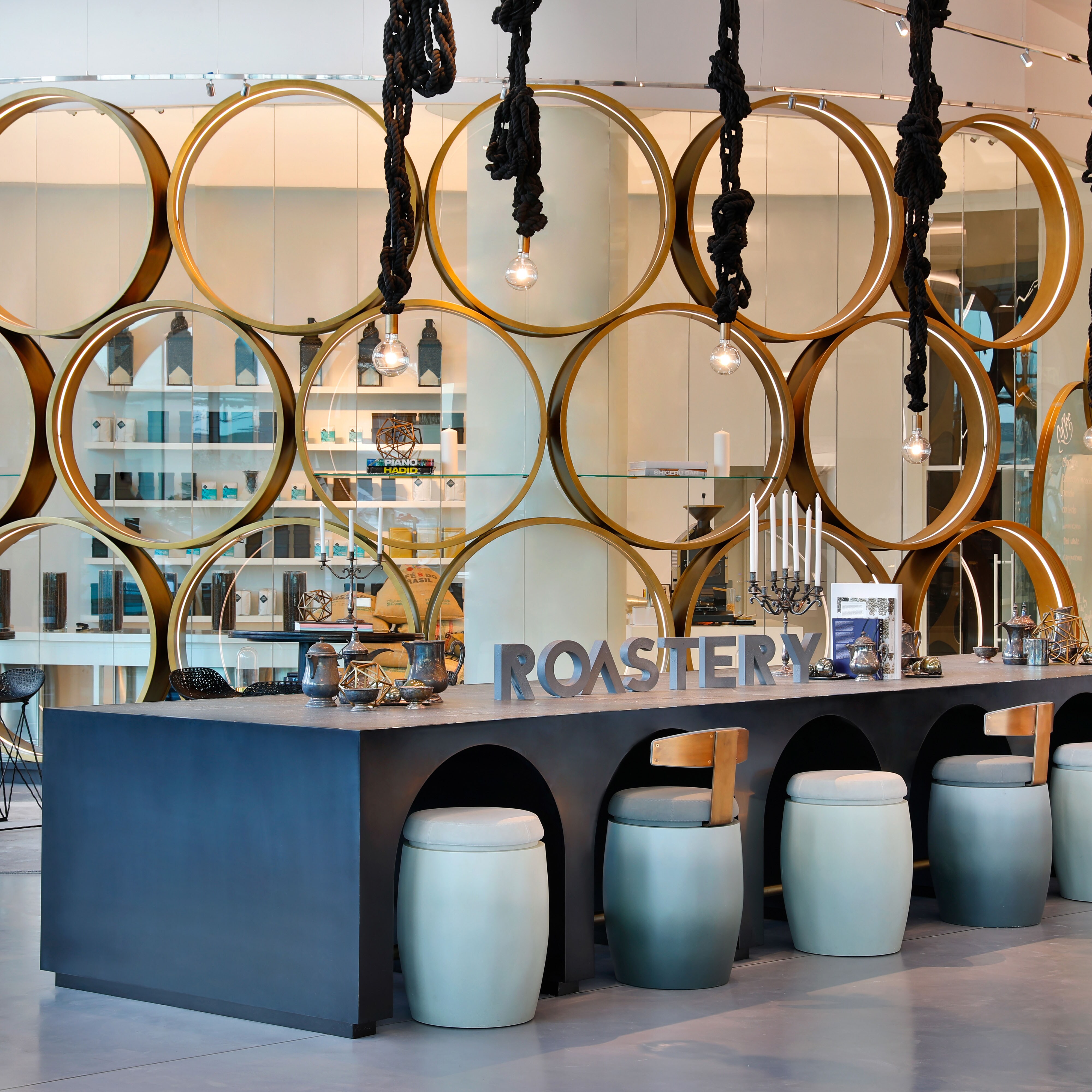 设有长桌的餐厅用餐区