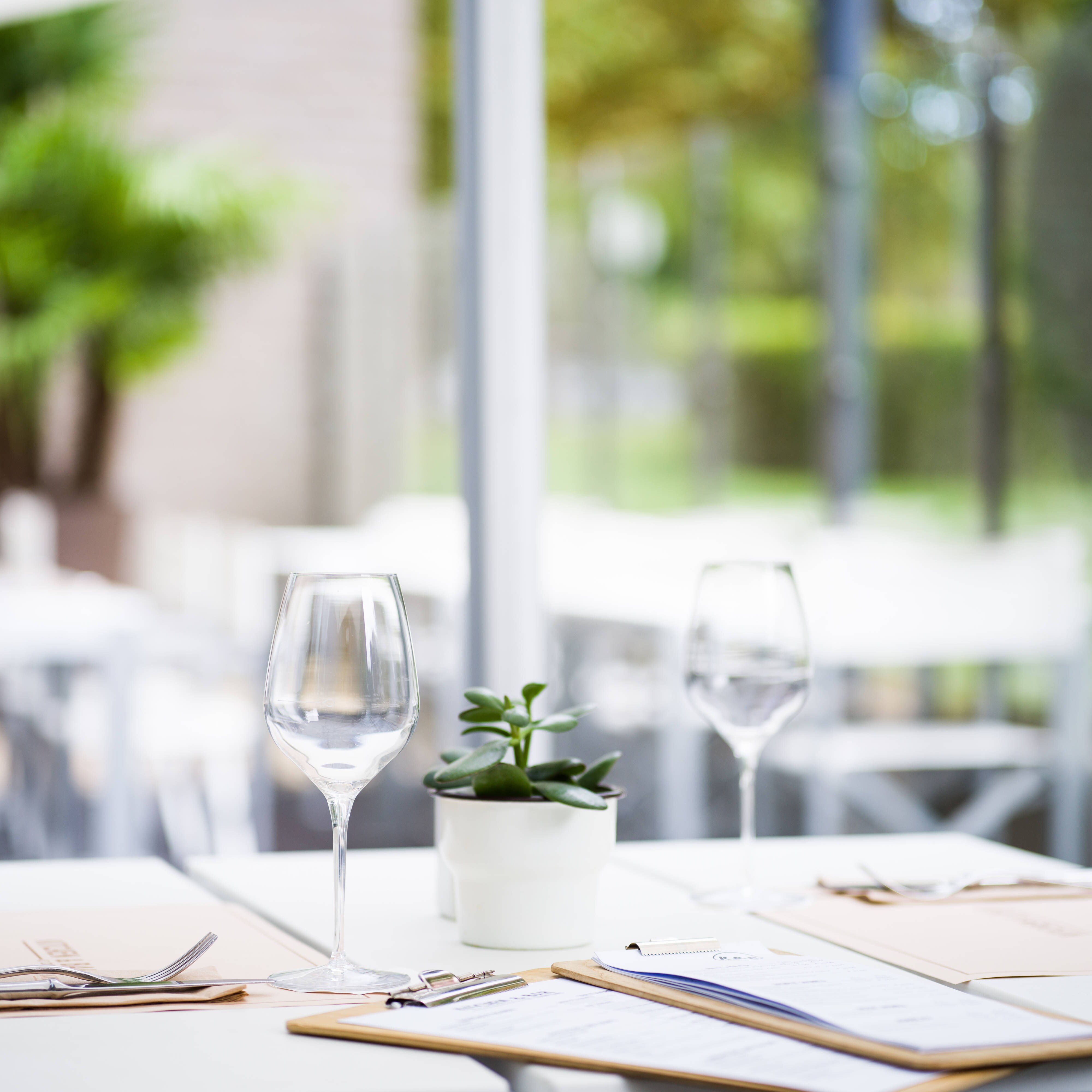 摆放着葡萄酒杯的餐桌