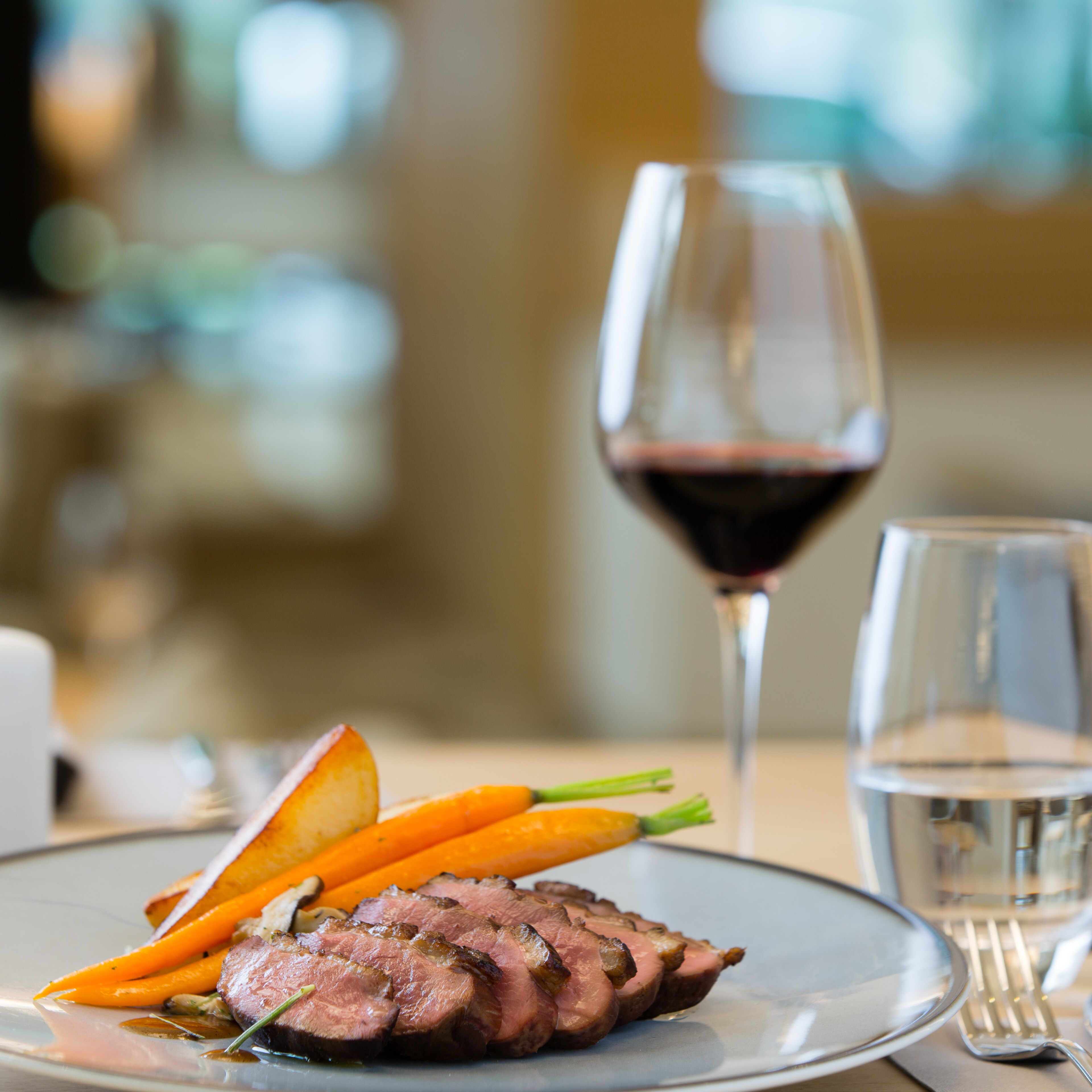 配有葡萄酒的晚餐主菜