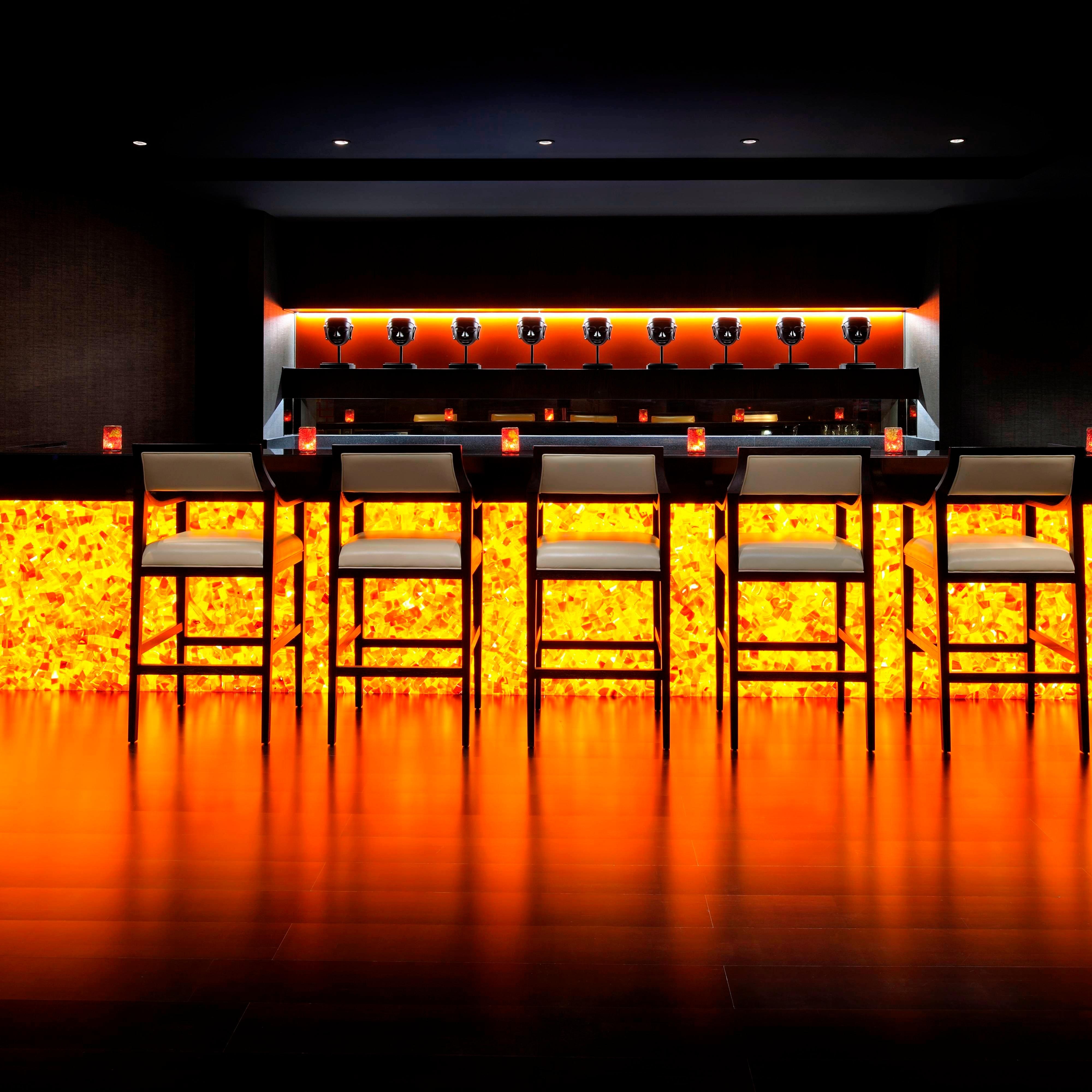 设有舞台照明的酒吧