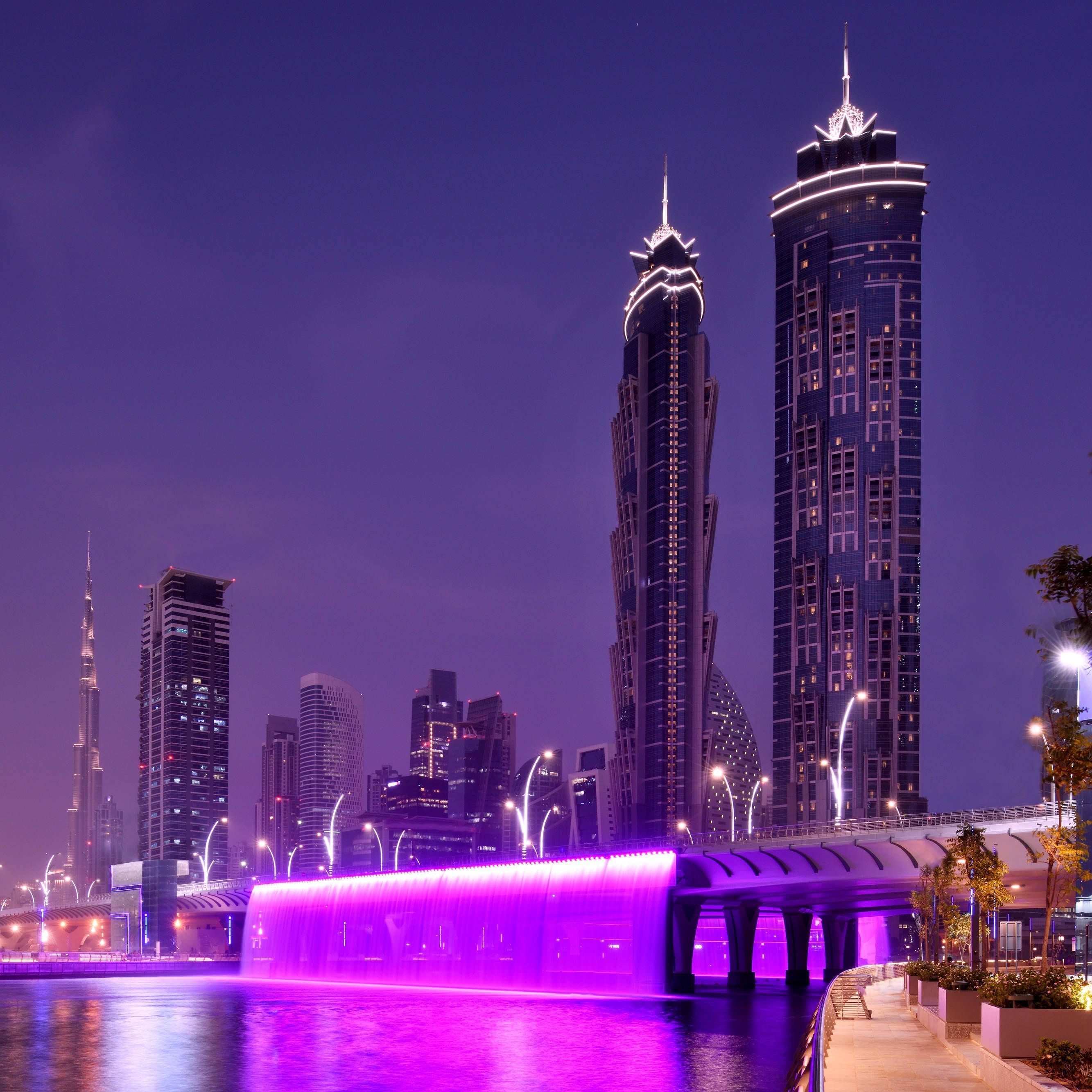 酒店外观和带紫色灯光水景的大桥