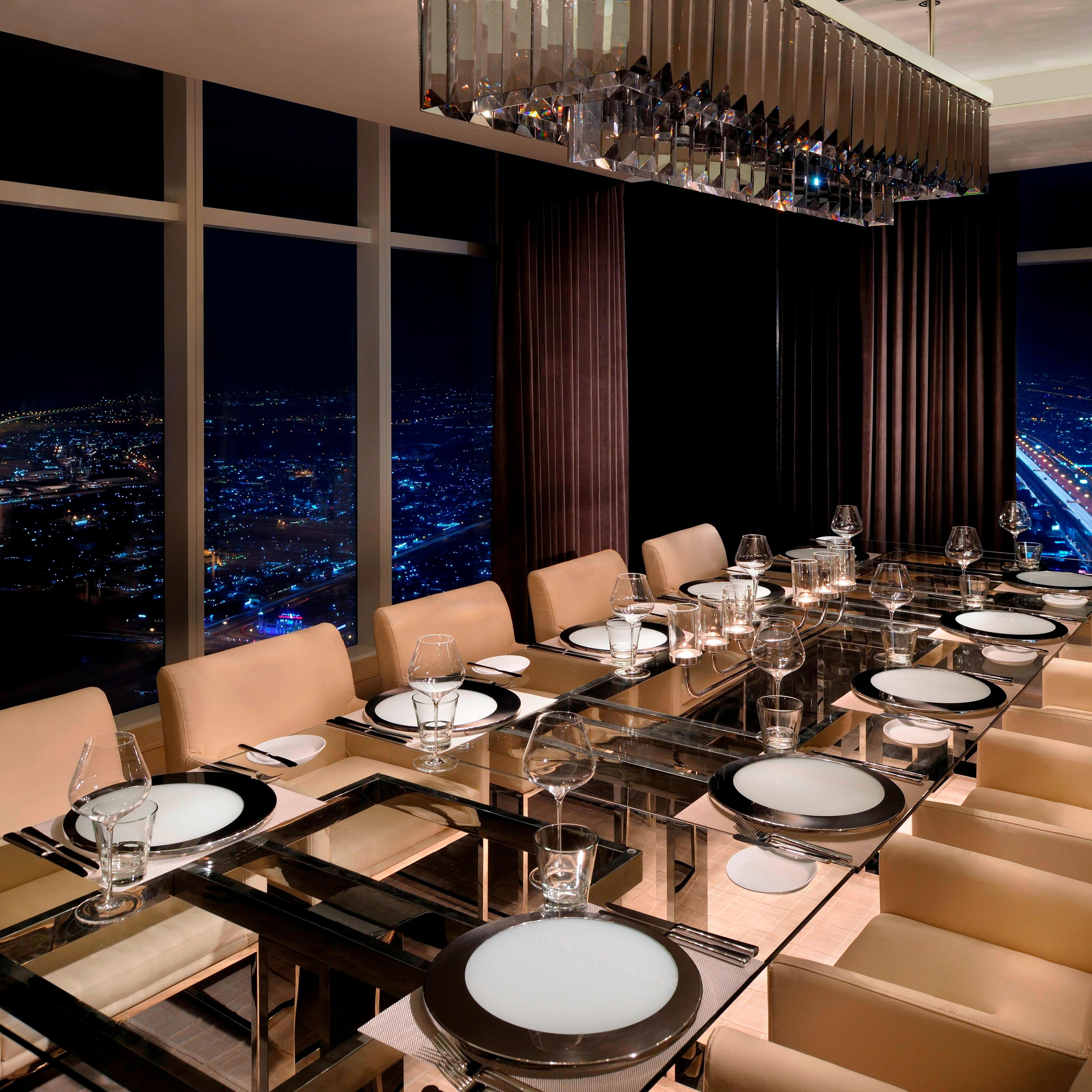 餐厅内设可欣赏城市高空夜景的餐位