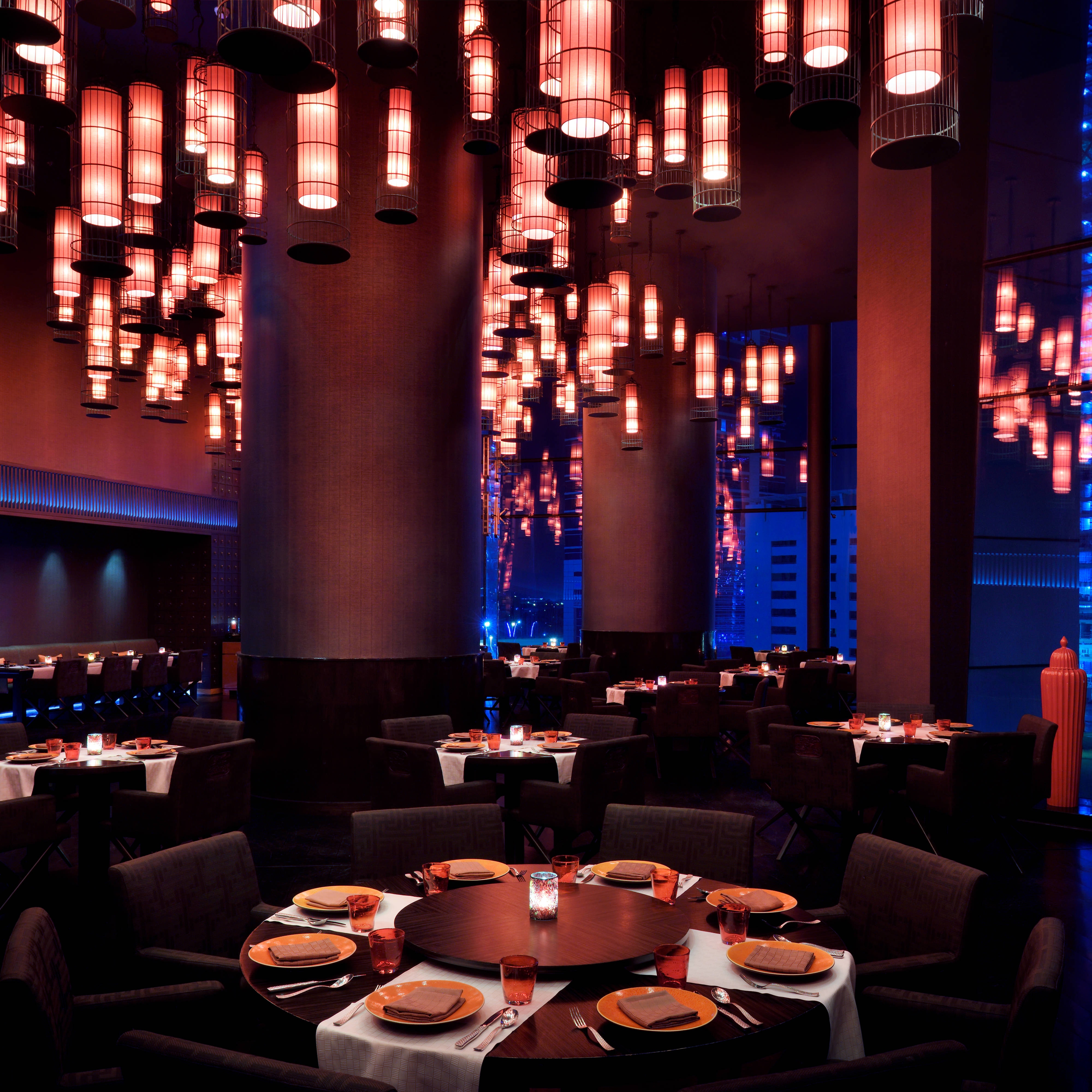 餐厅用餐区挂有灯笼