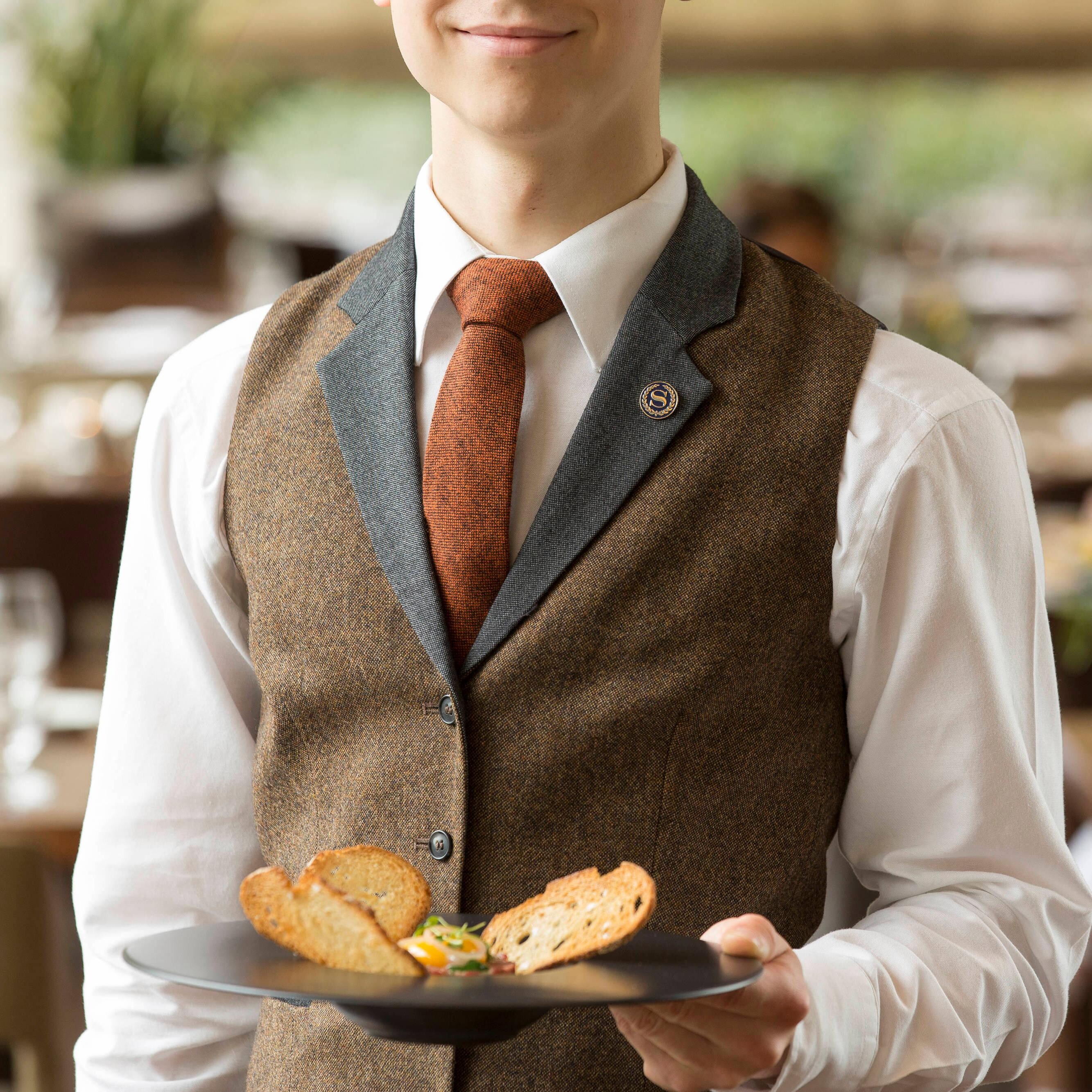 一个人端上食物