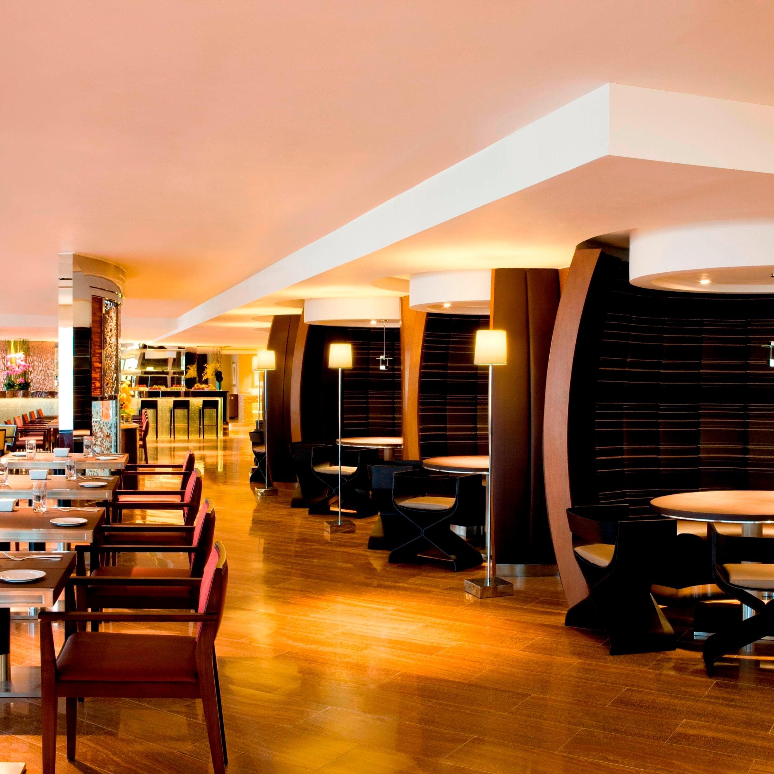 室内餐饮区设有几个开放的包间