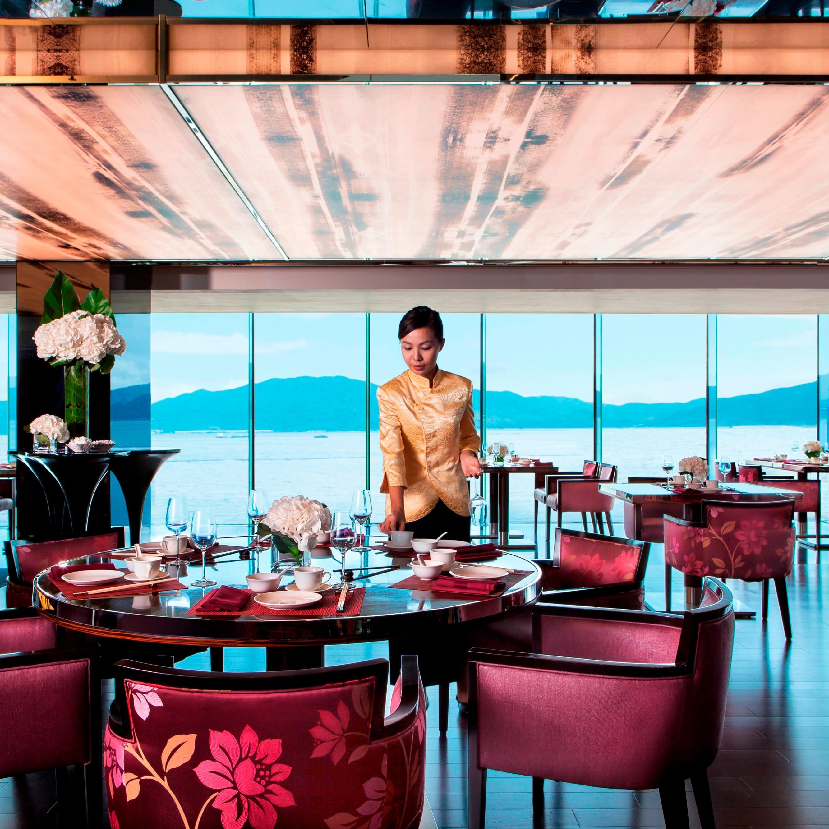 穿着黄色制服的服务员在中间的桌子上服务