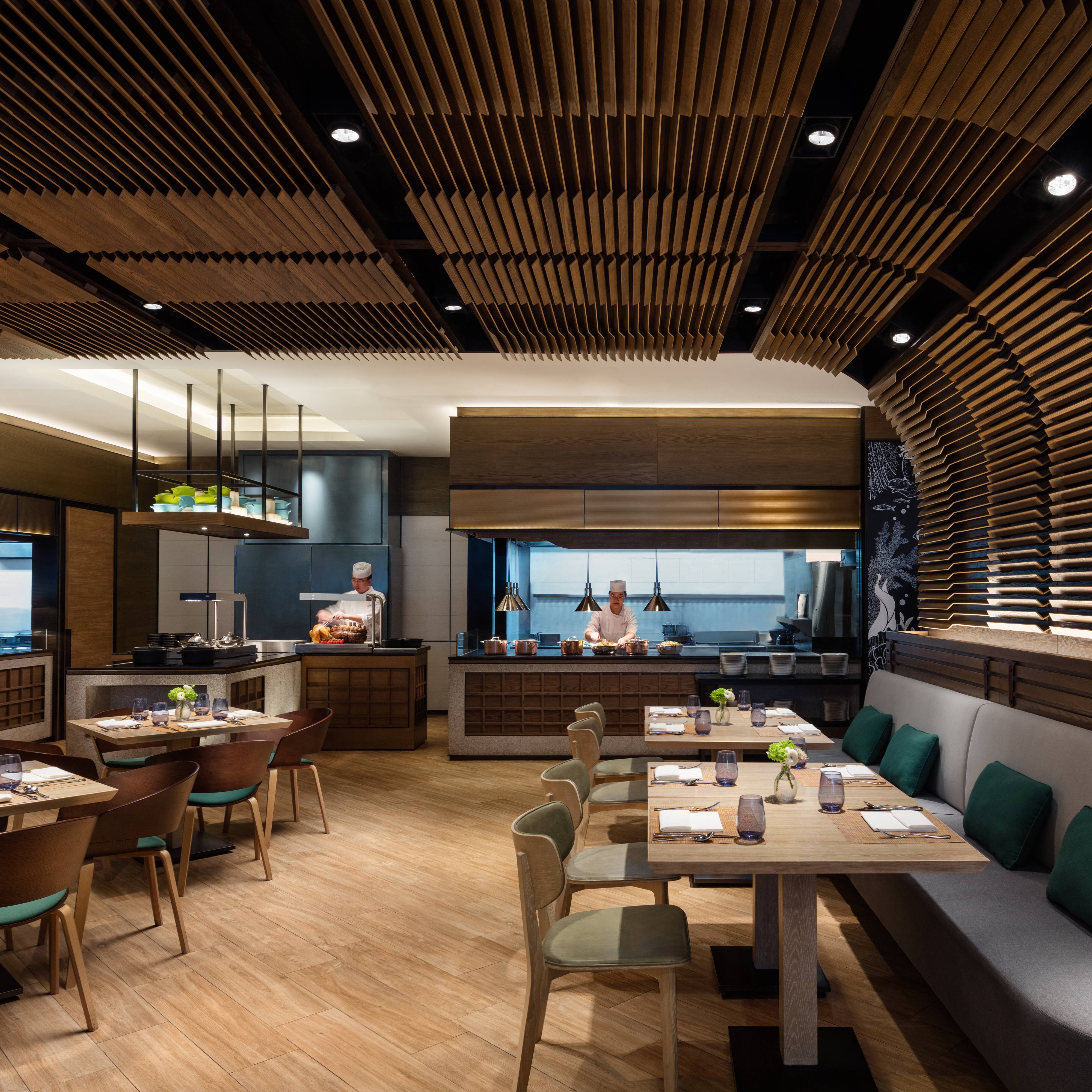 用餐桌和厨师正在准备美食