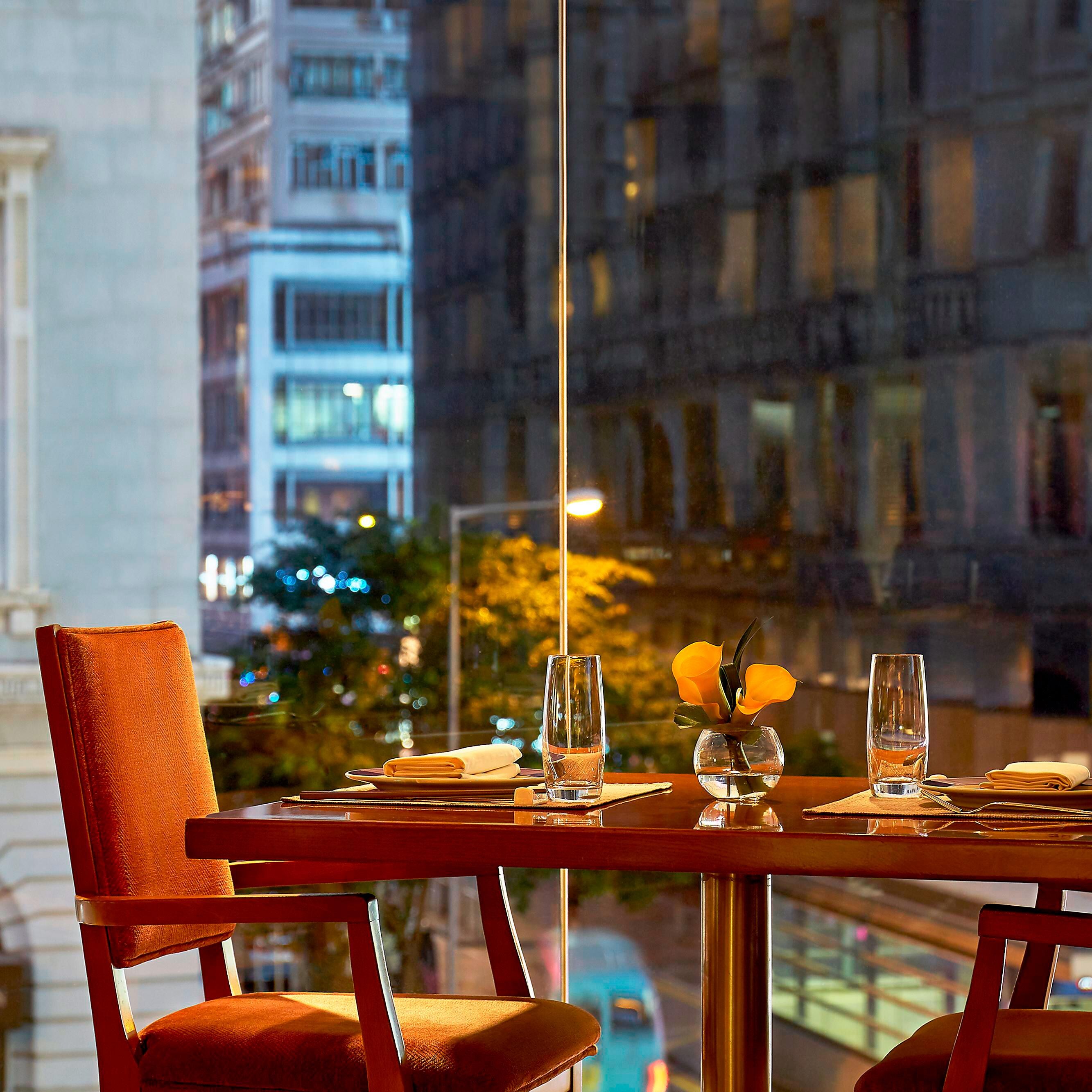 温暖色调的用餐椅和桌子