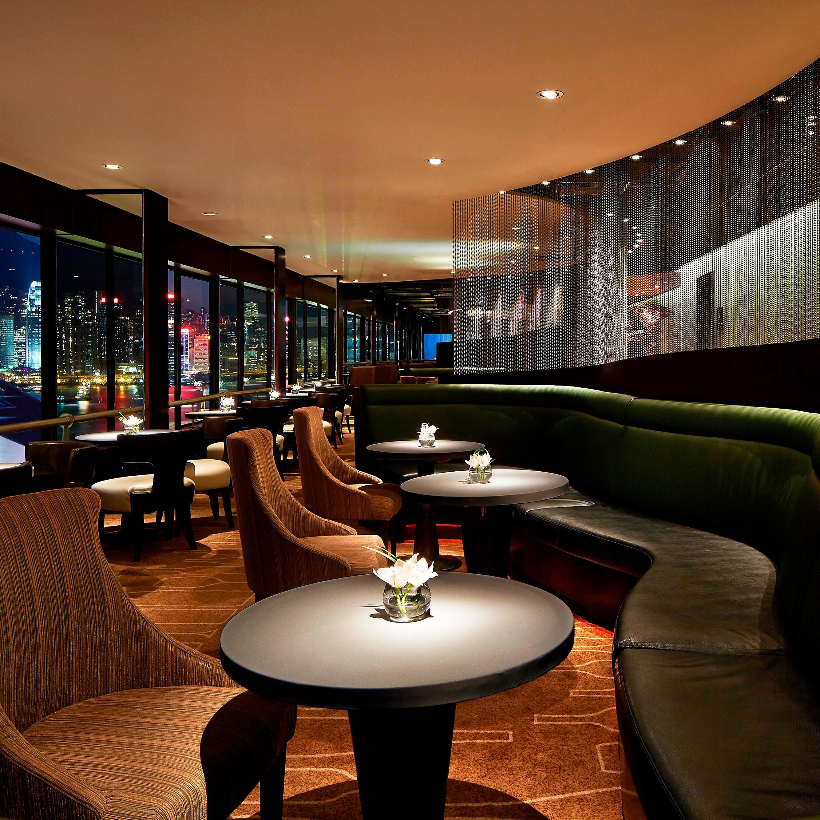 餐厅的长镜头夜景，展现优雅和现代的设计