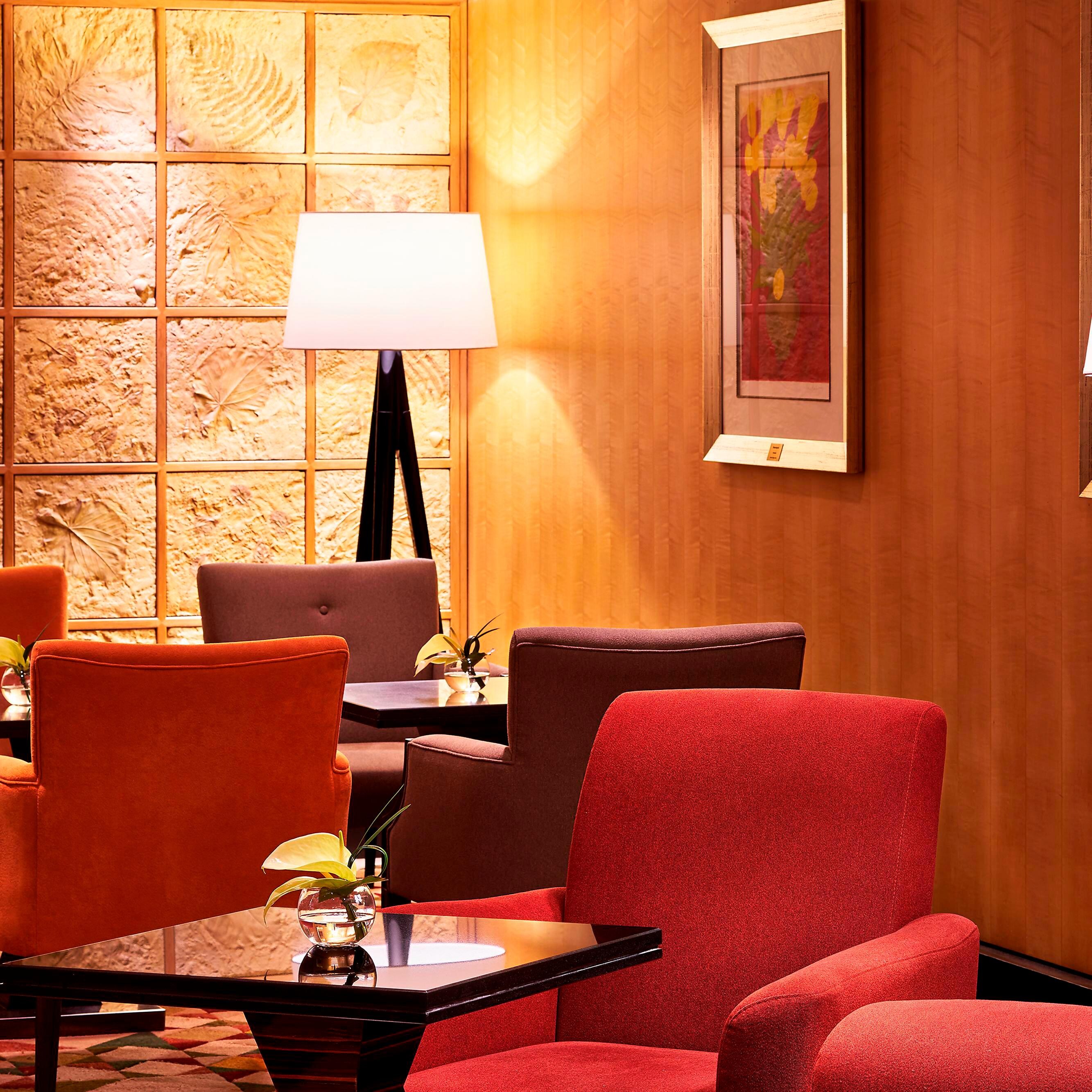 红色沙发的用餐区，营造出舒适的氛围