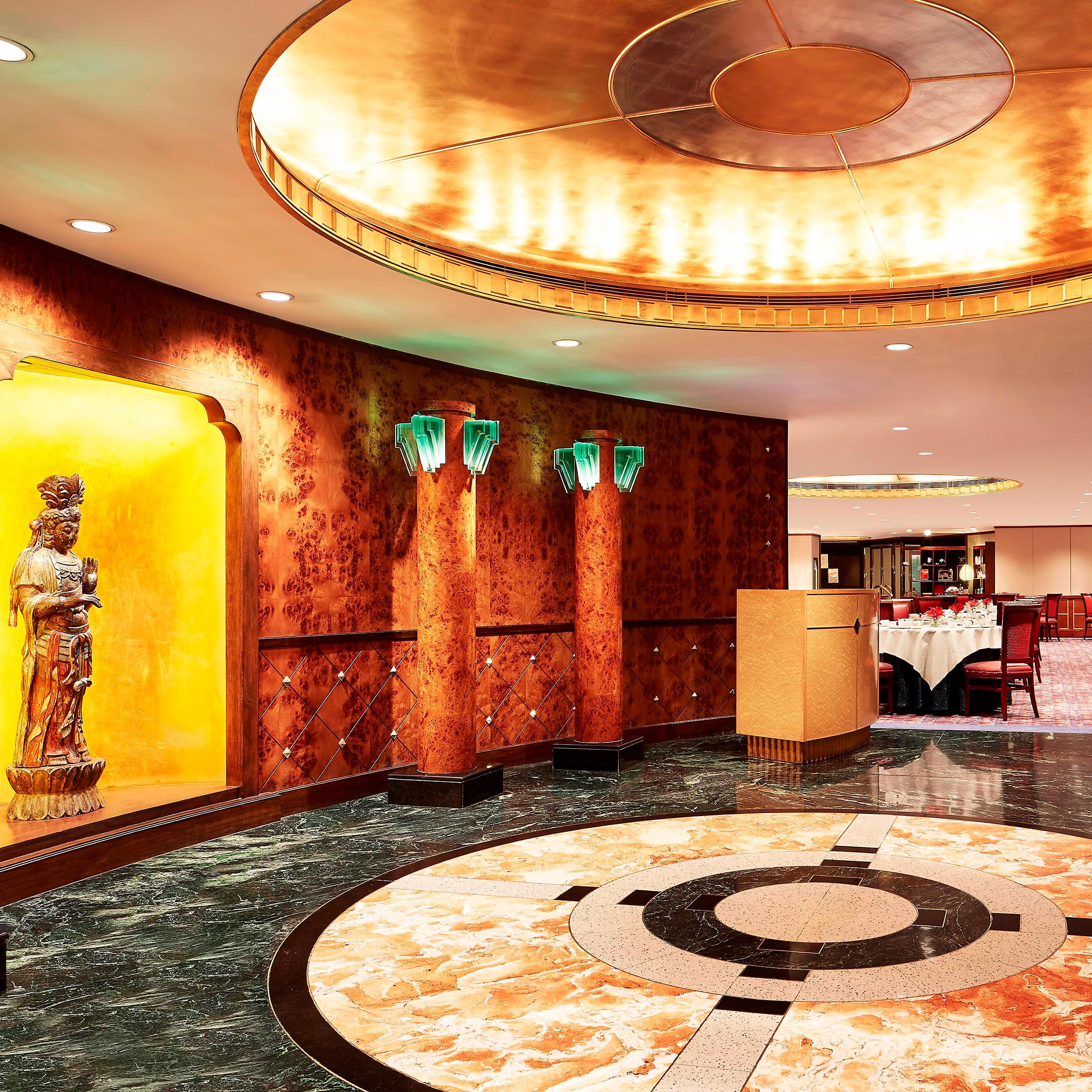 圆形地板和金色天花板的餐厅