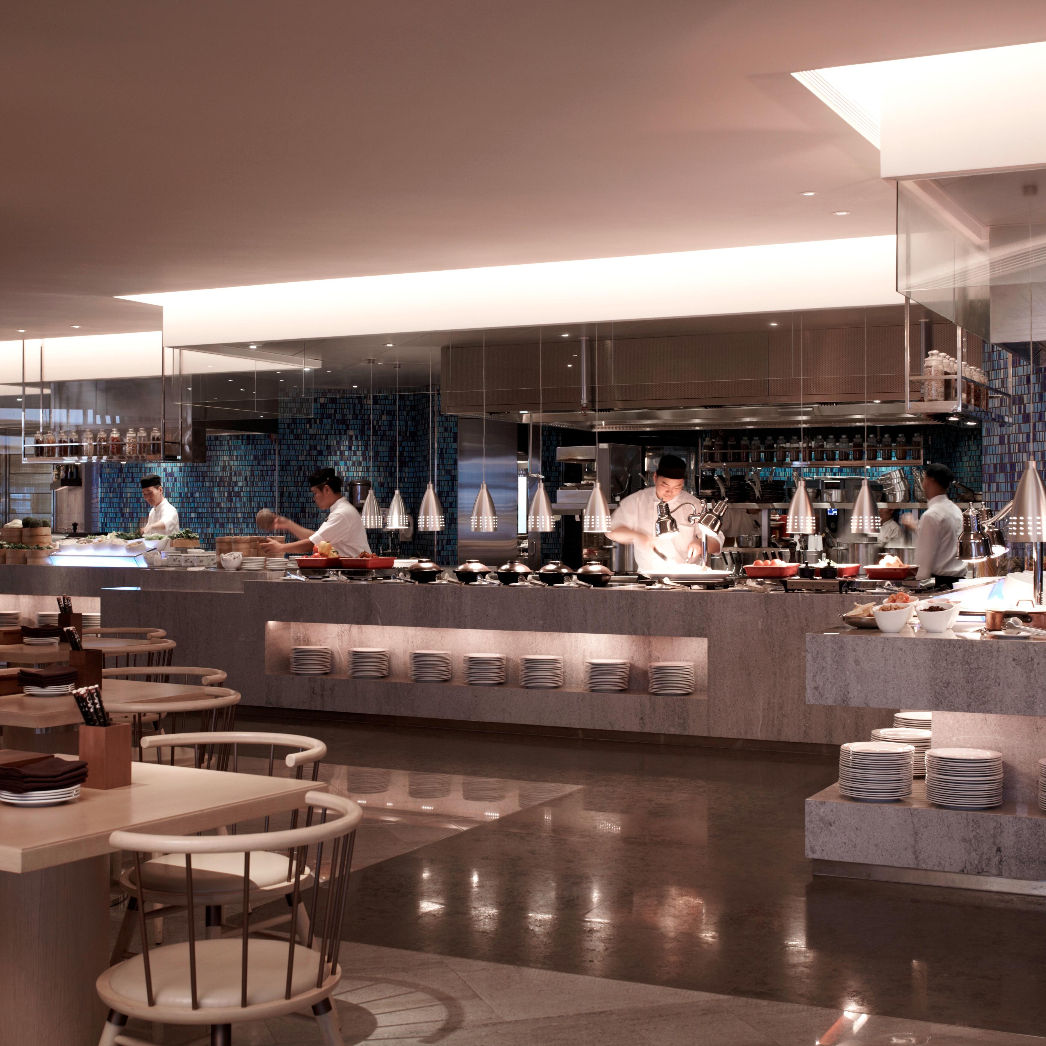 餐厅自助餐区拥有开放式厨房设计、现代材质和温馨的灯光氛围