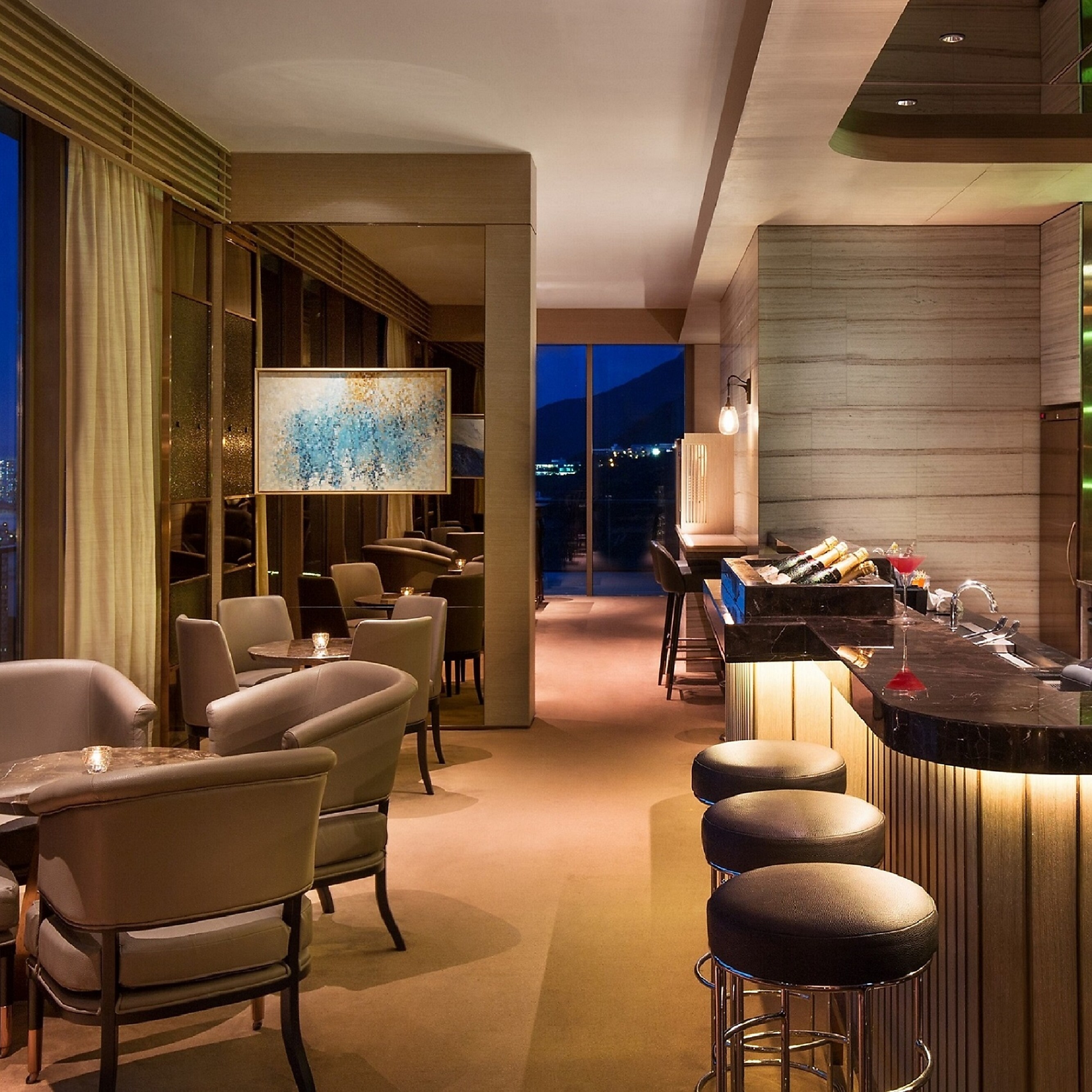 屋顶酒吧提供广泛的酒类选择和美味的亚洲西式小吃