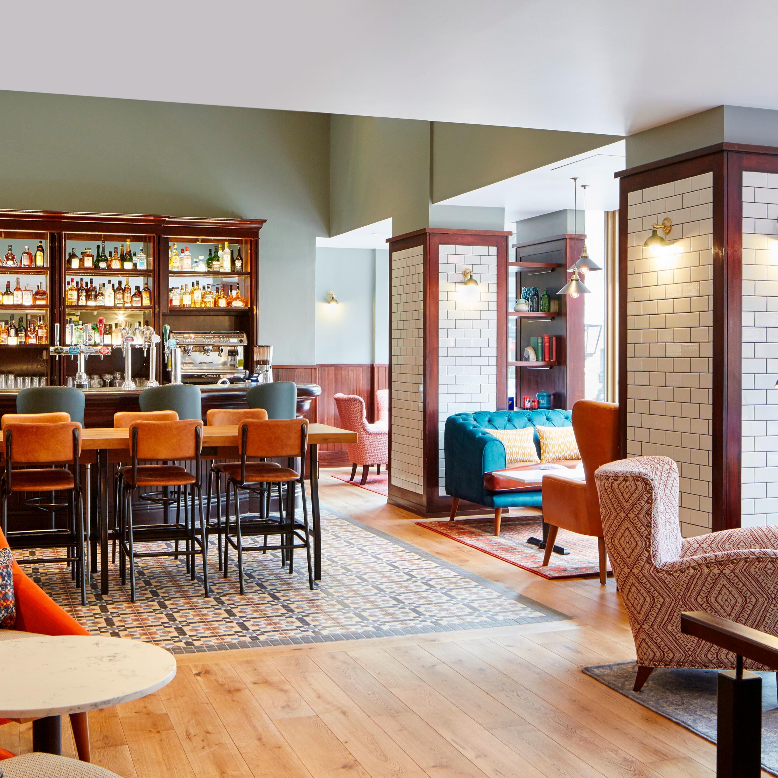 酒吧和酒廊座位区