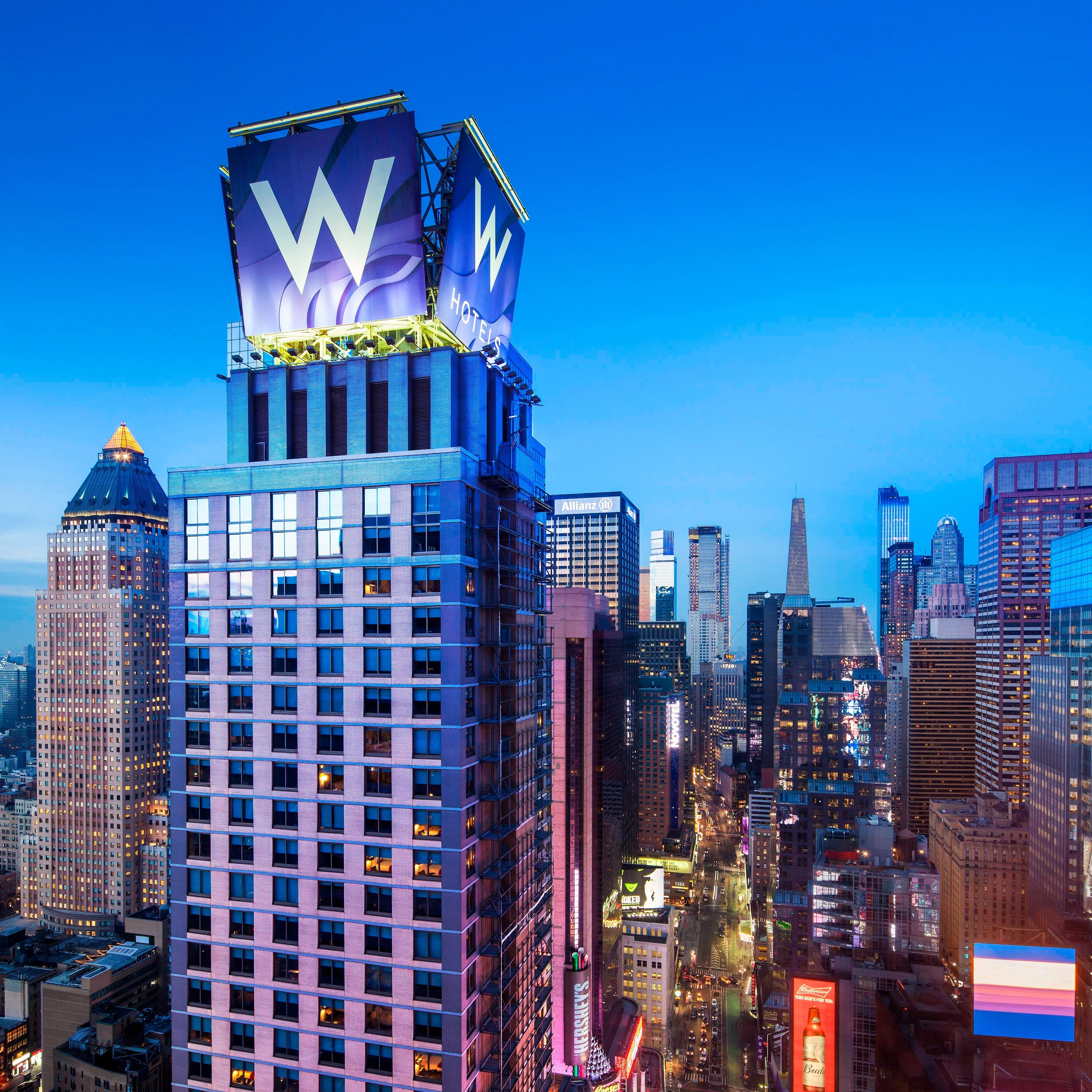 时代广场附近酒店的W屋顶标志