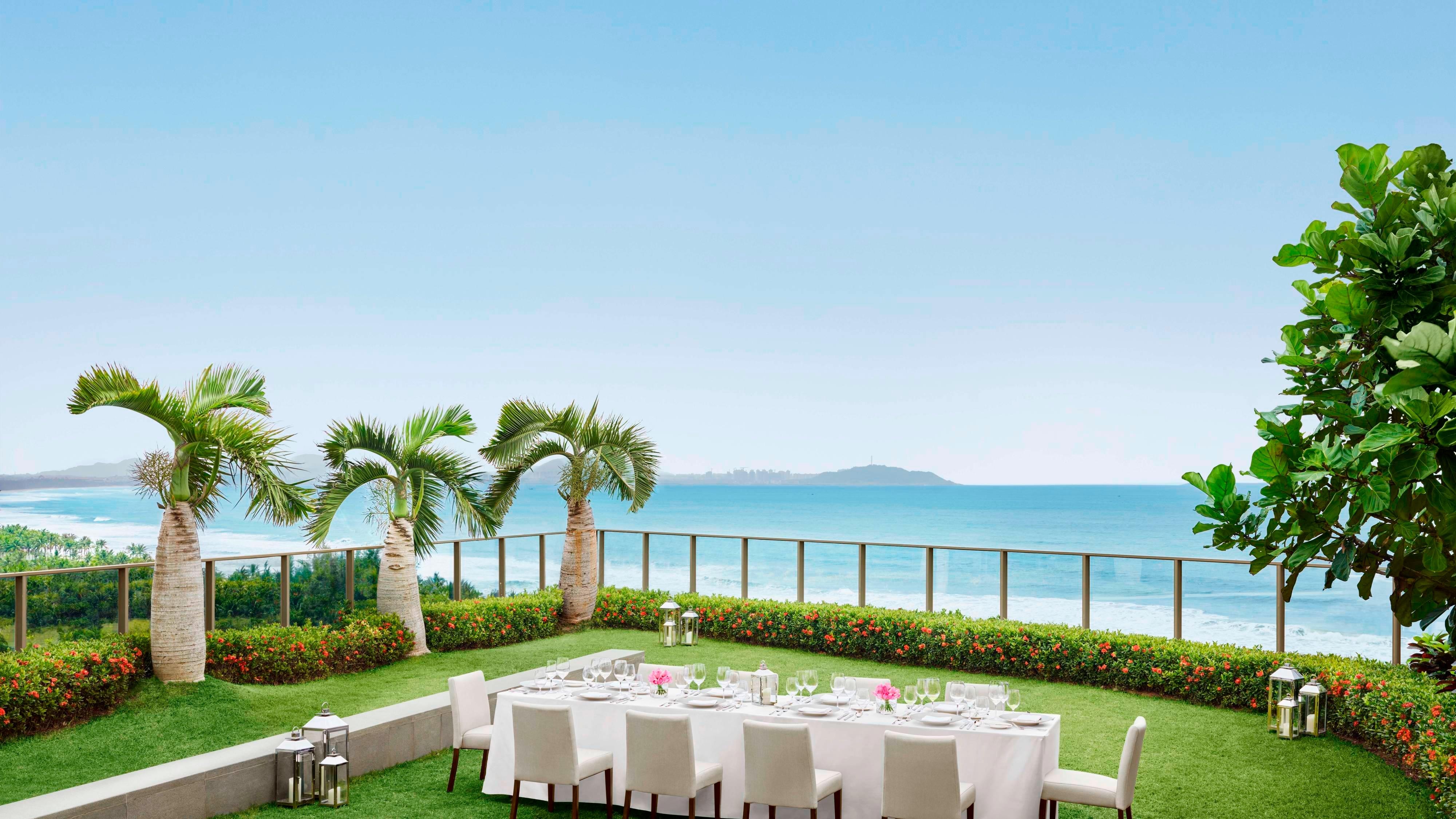 三位女士身穿白色晨袍坐在艾迪逊酒店的床上