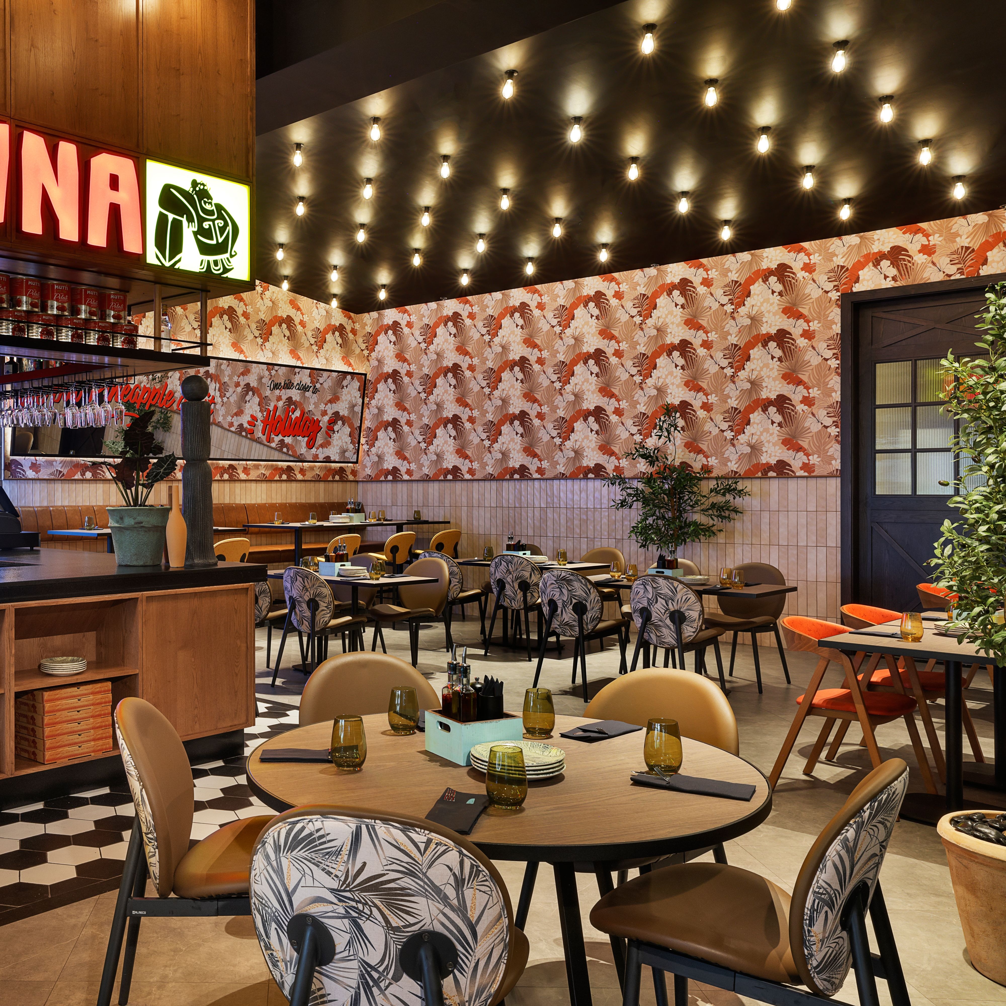 装饰和带开放式厨房的用餐区（配烤箱）。