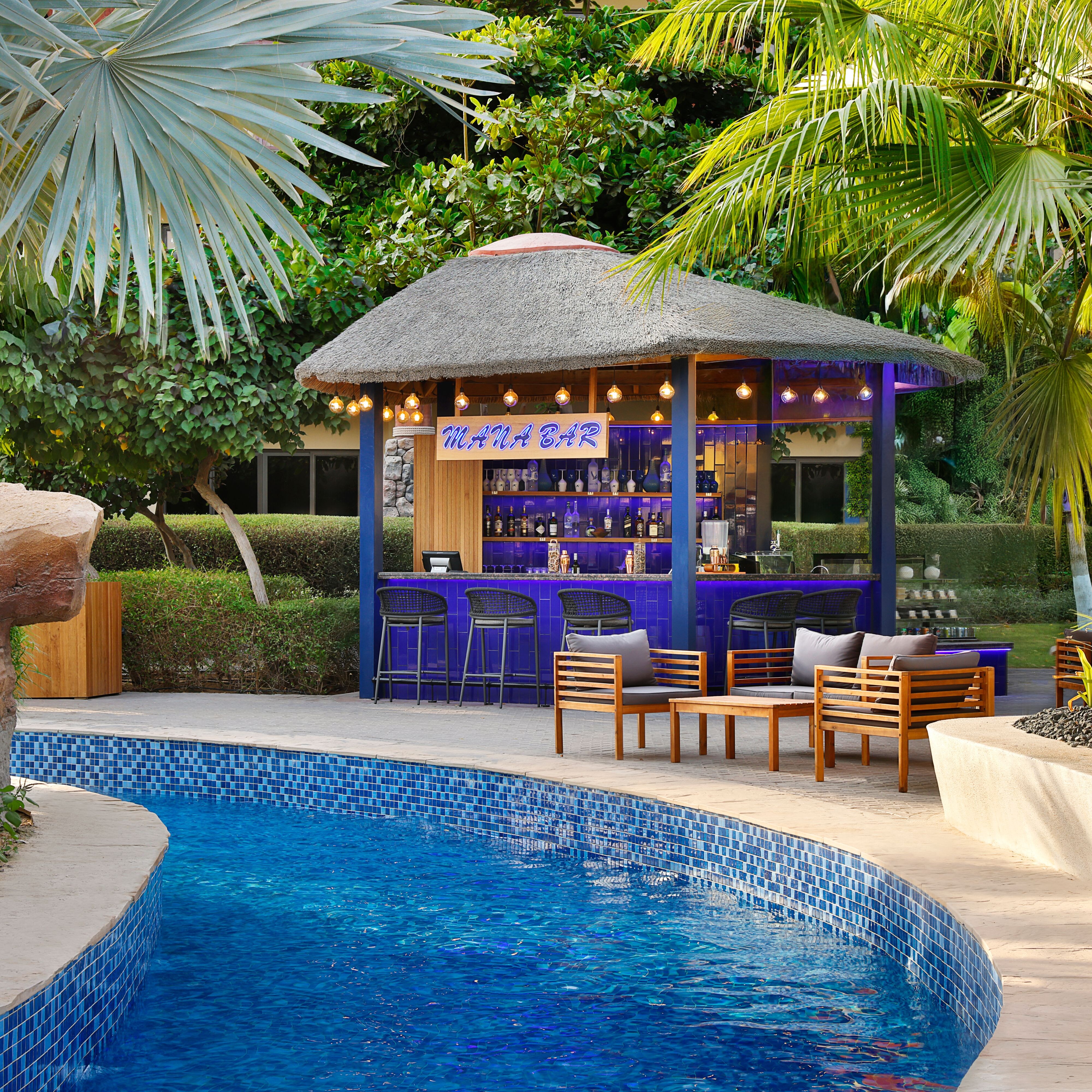 懒人河和池畔酒吧视图 