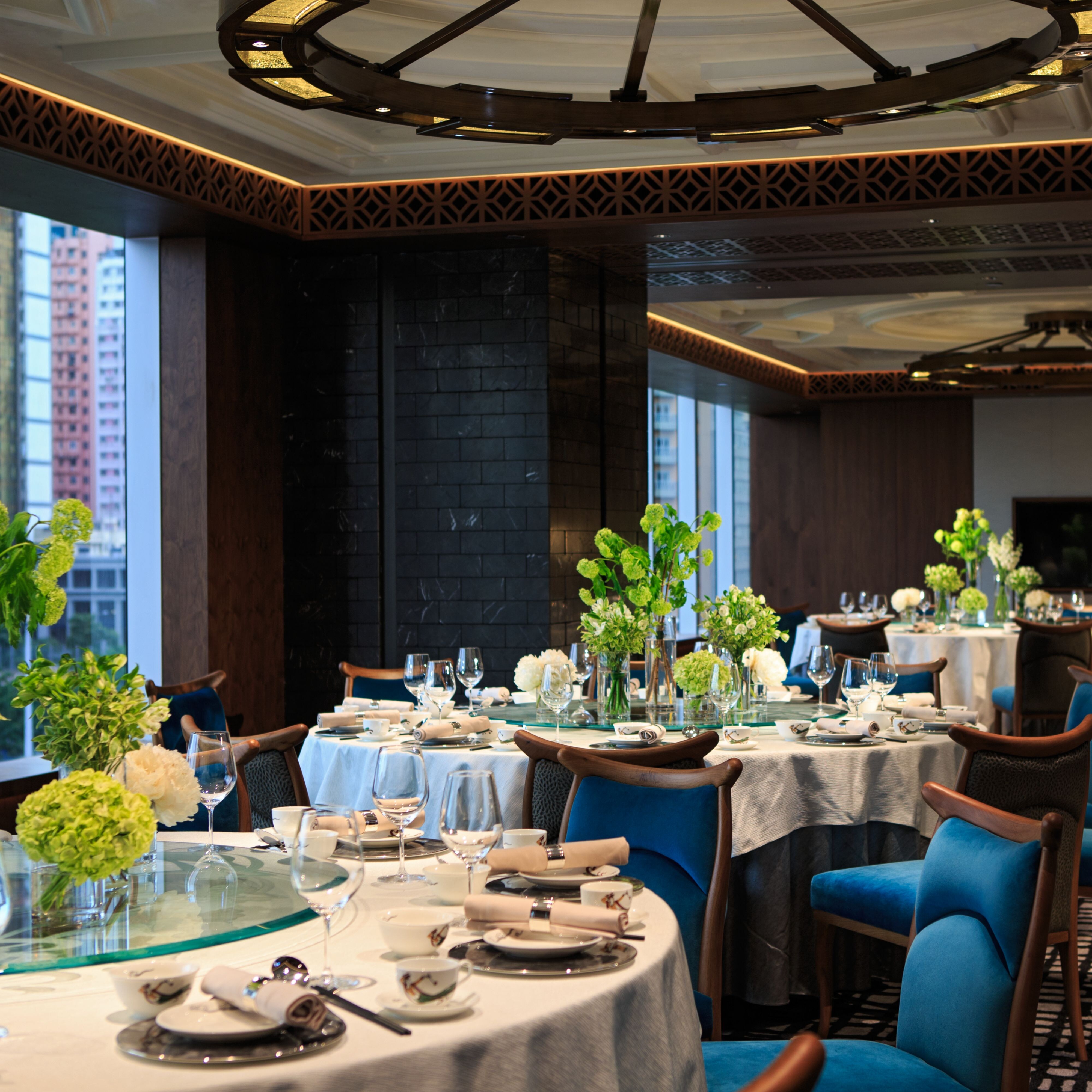 私人餐饮环境，展现优雅的布置和美丽的海港景观