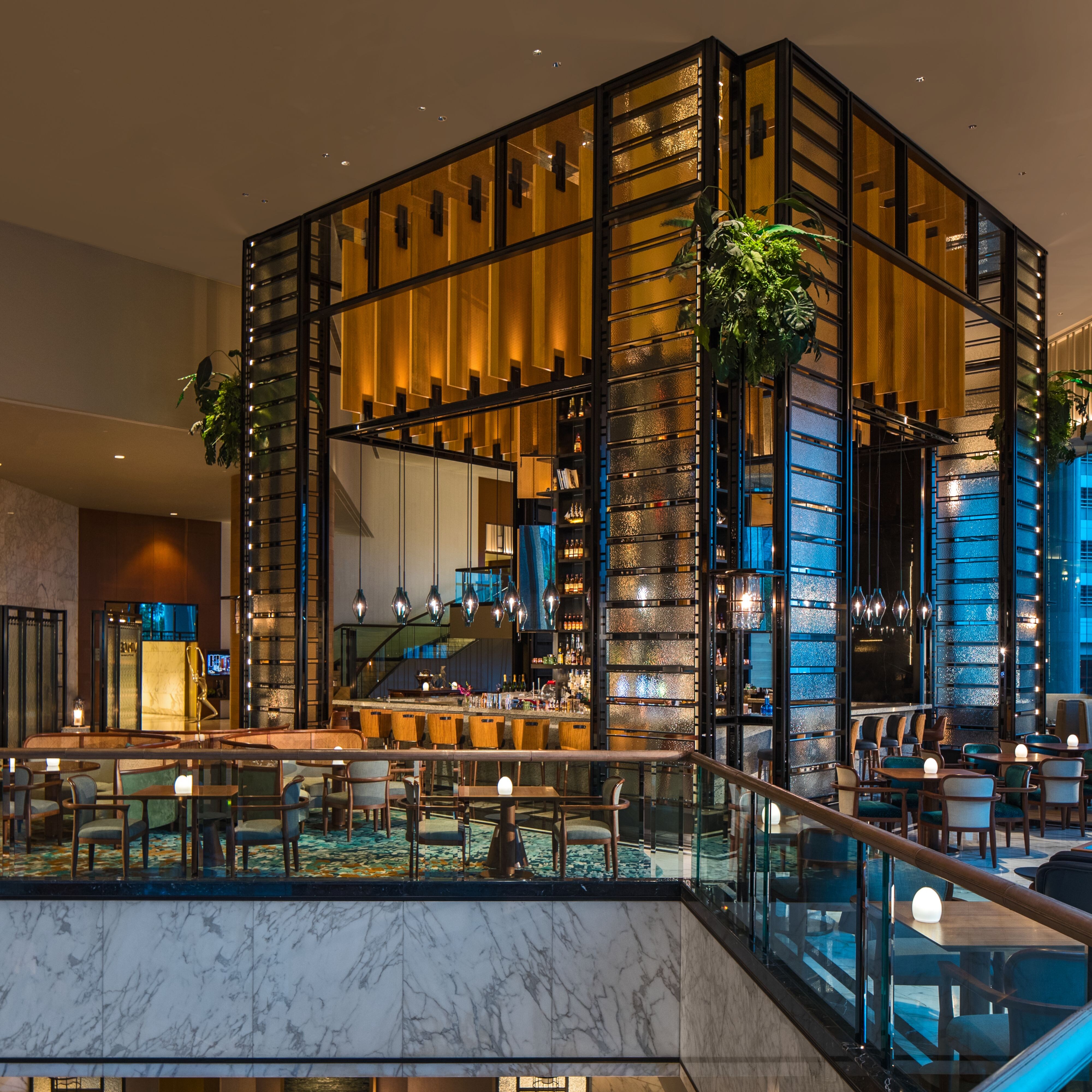 现代室内环境，展现时尚的装饰和酒吧区