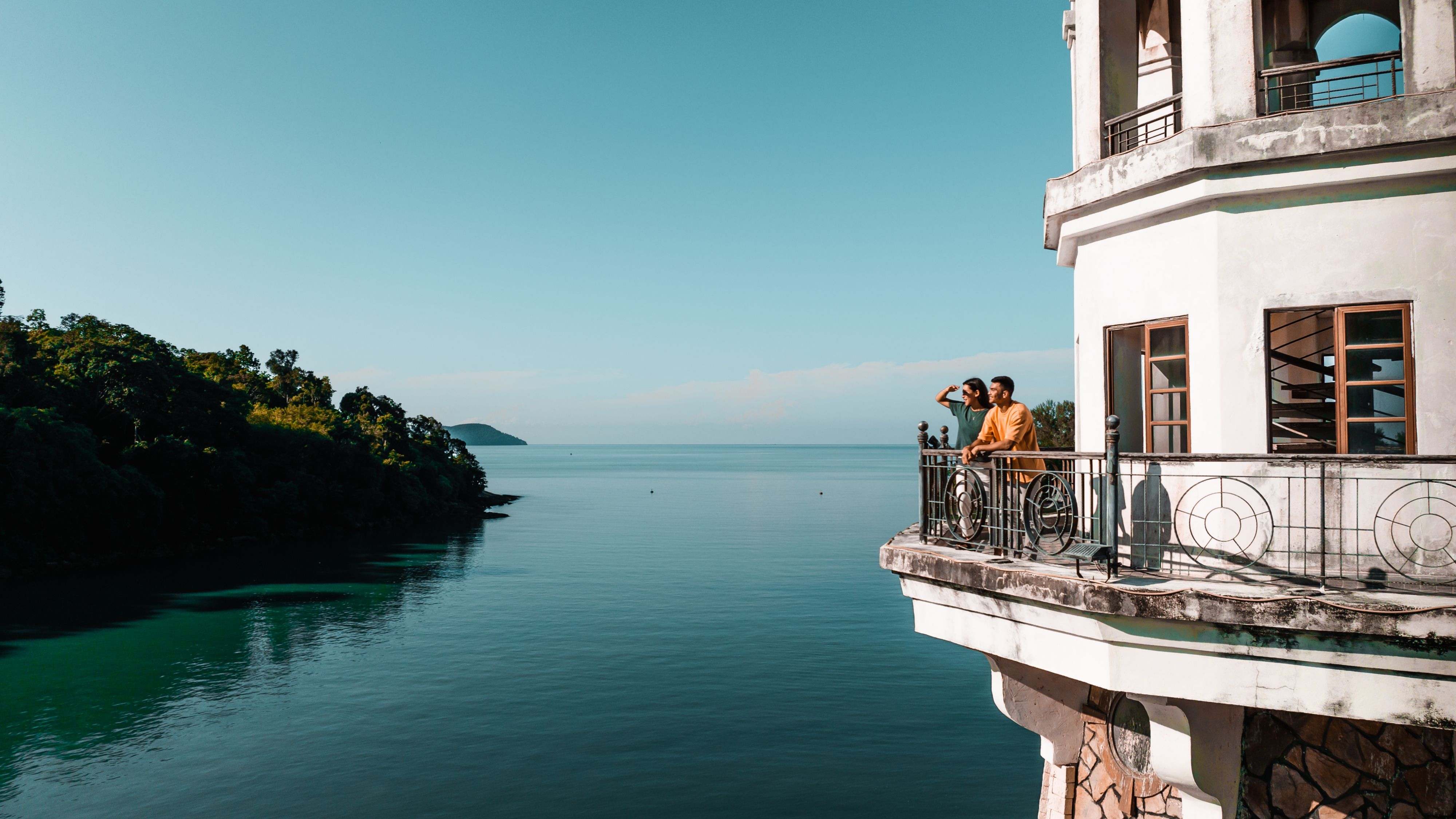 两个人站着观看兰卡威景色
