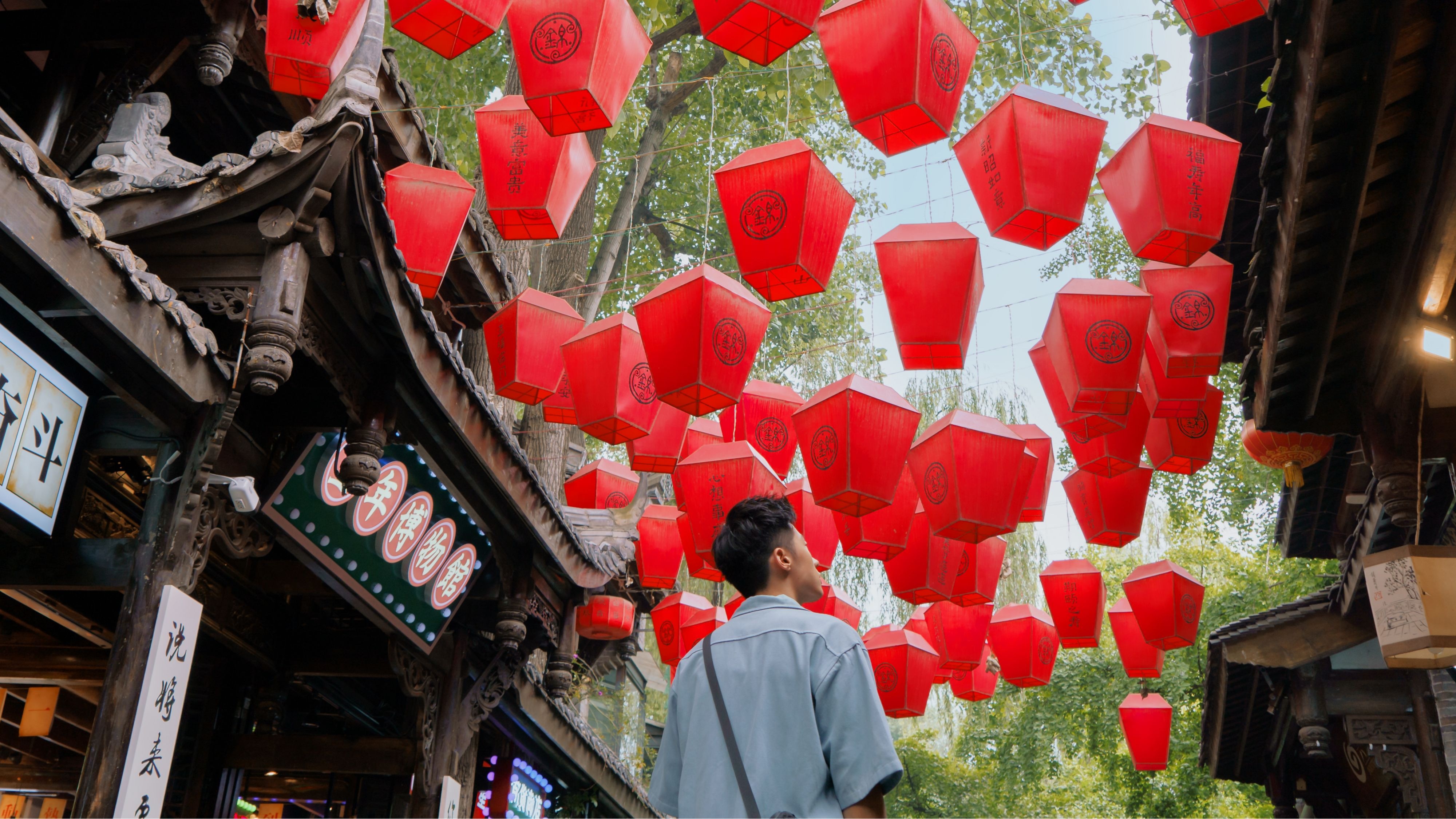 男生仰头看着灯笼