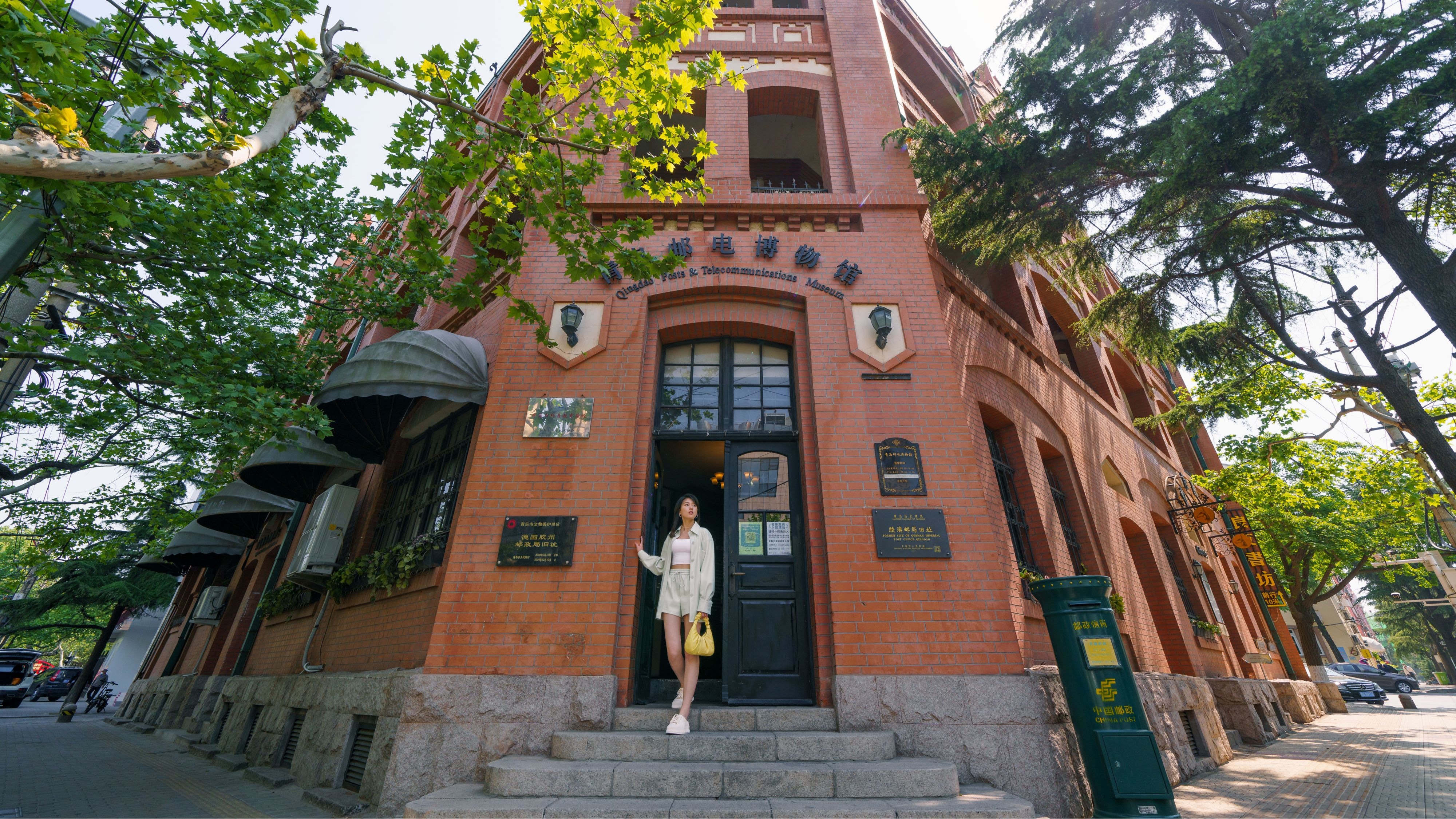 女孩站在青岛博物馆门口前