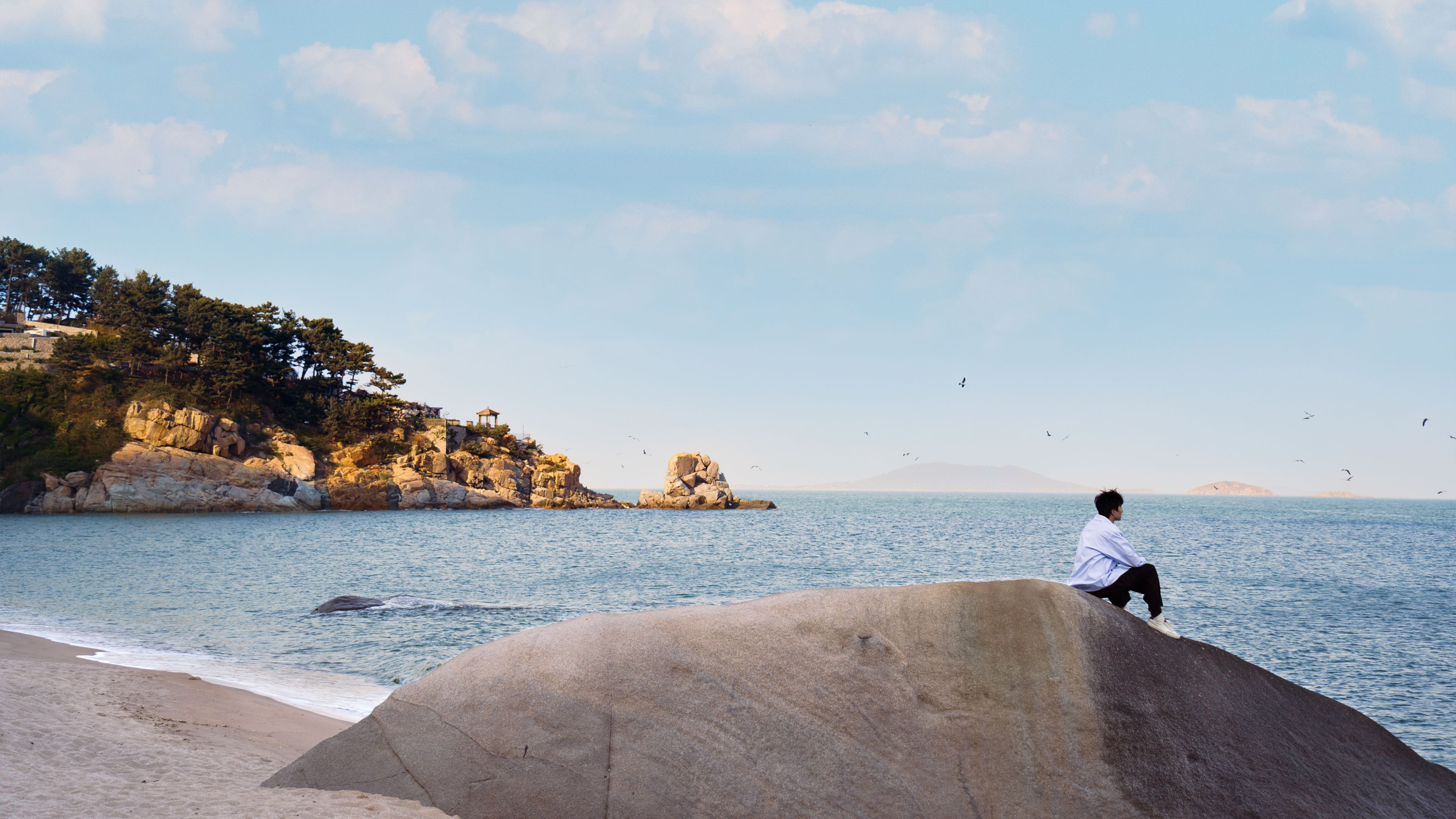男孩观看青岛海景