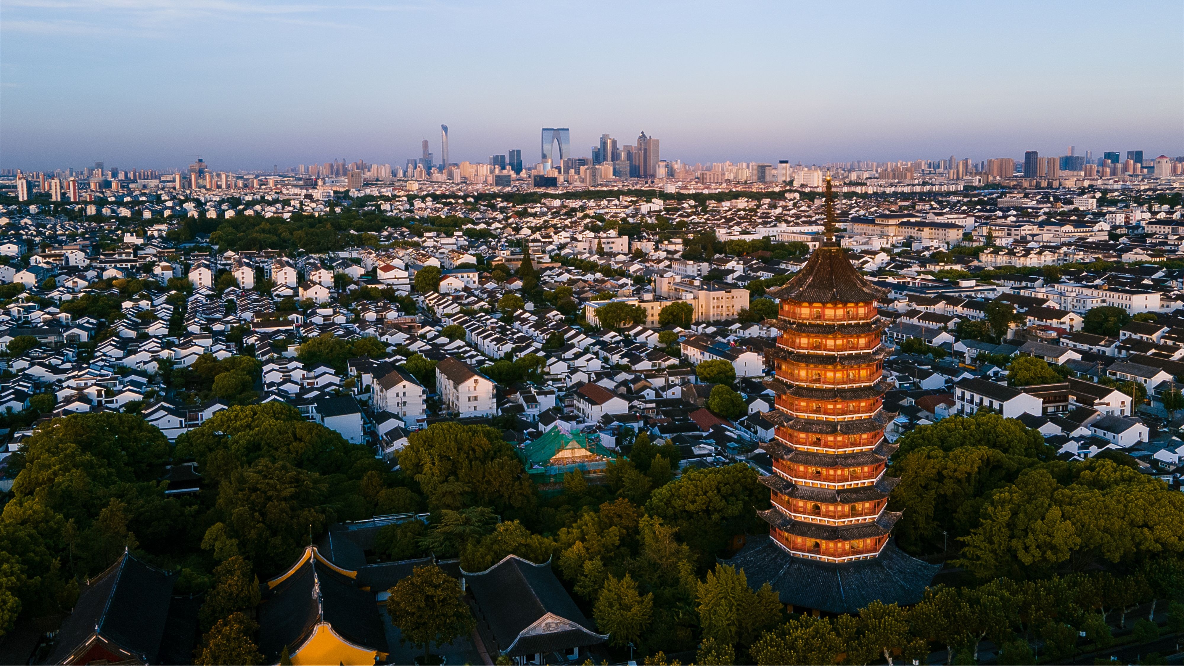 苏州塔和城市背景