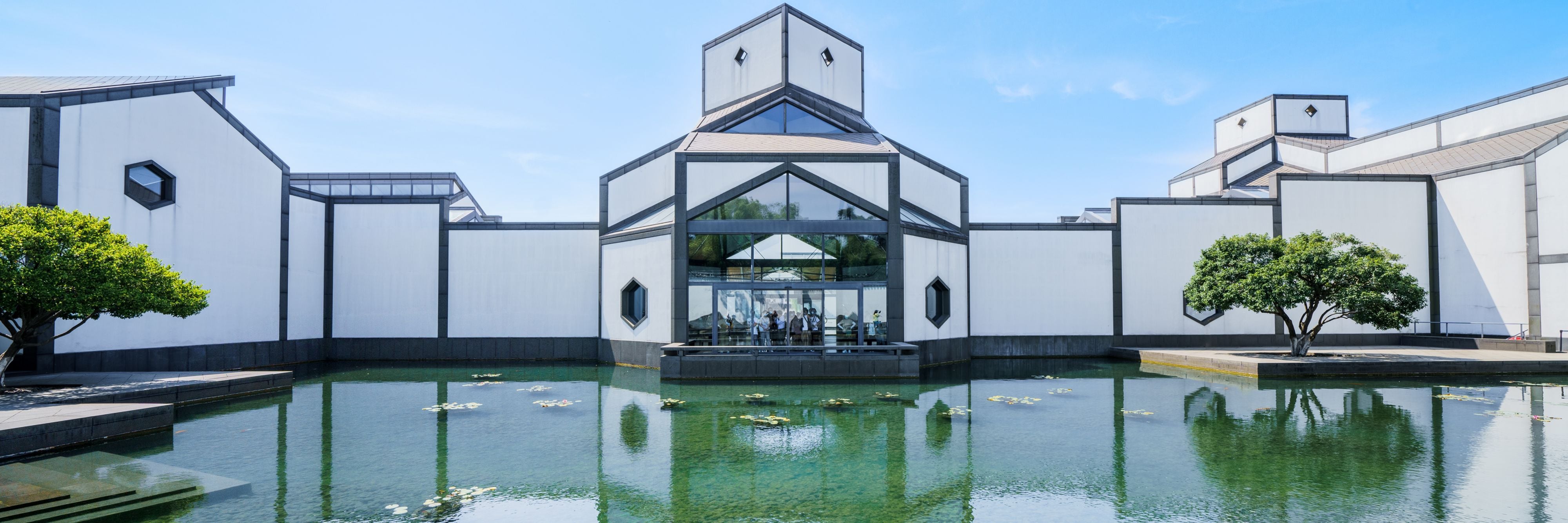 苏州博物馆静坐在河畔上