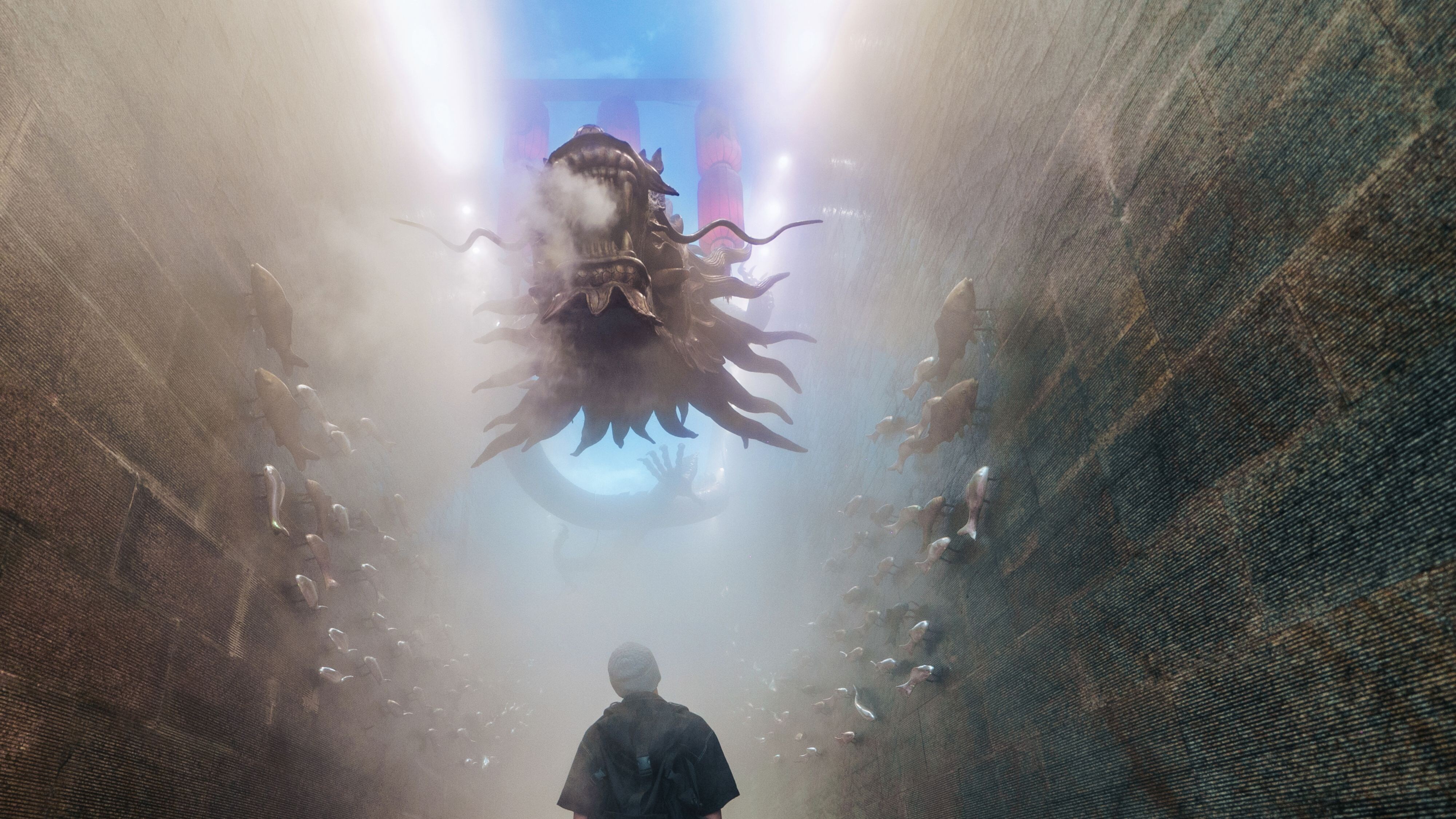 男生站在巨龙雕塑下