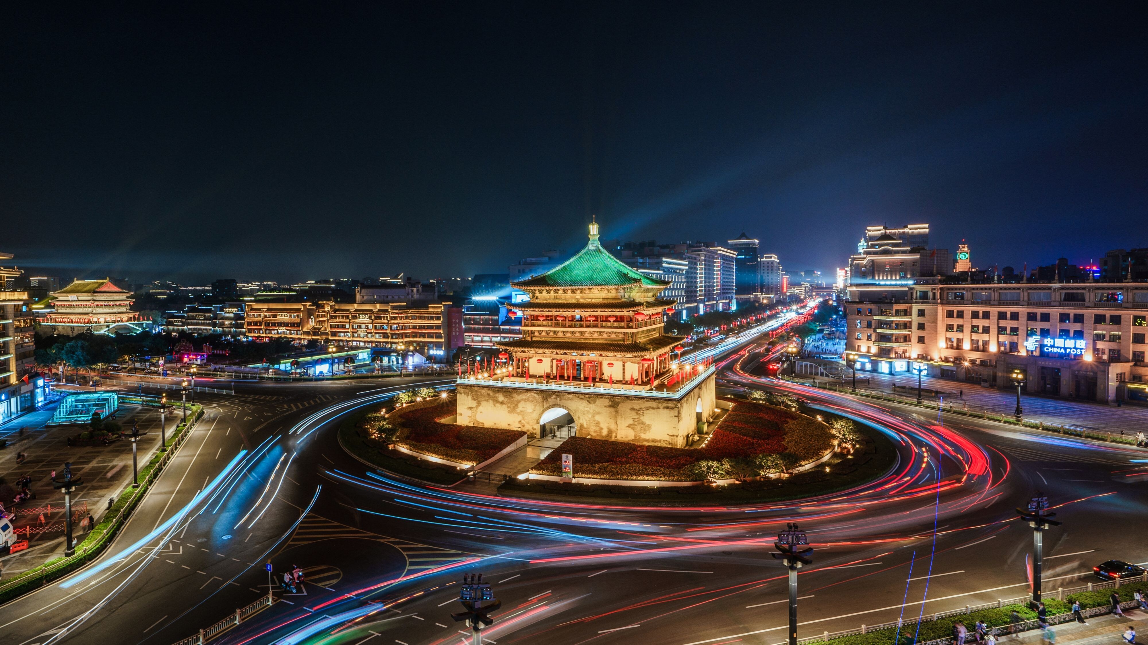 迅速的城市路灯环绕西安古庙夜景