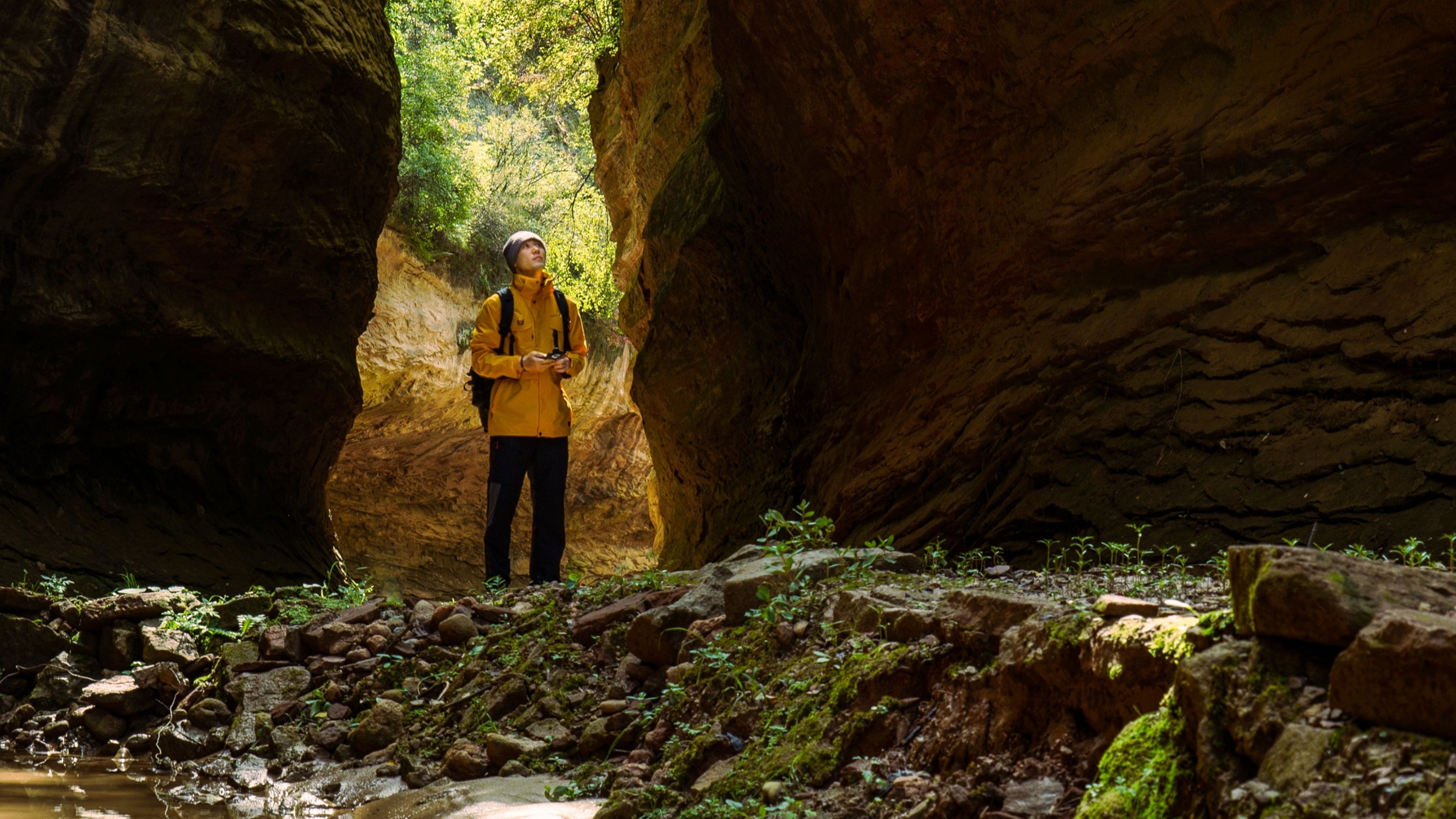 男子在西安大自然中攀岩​