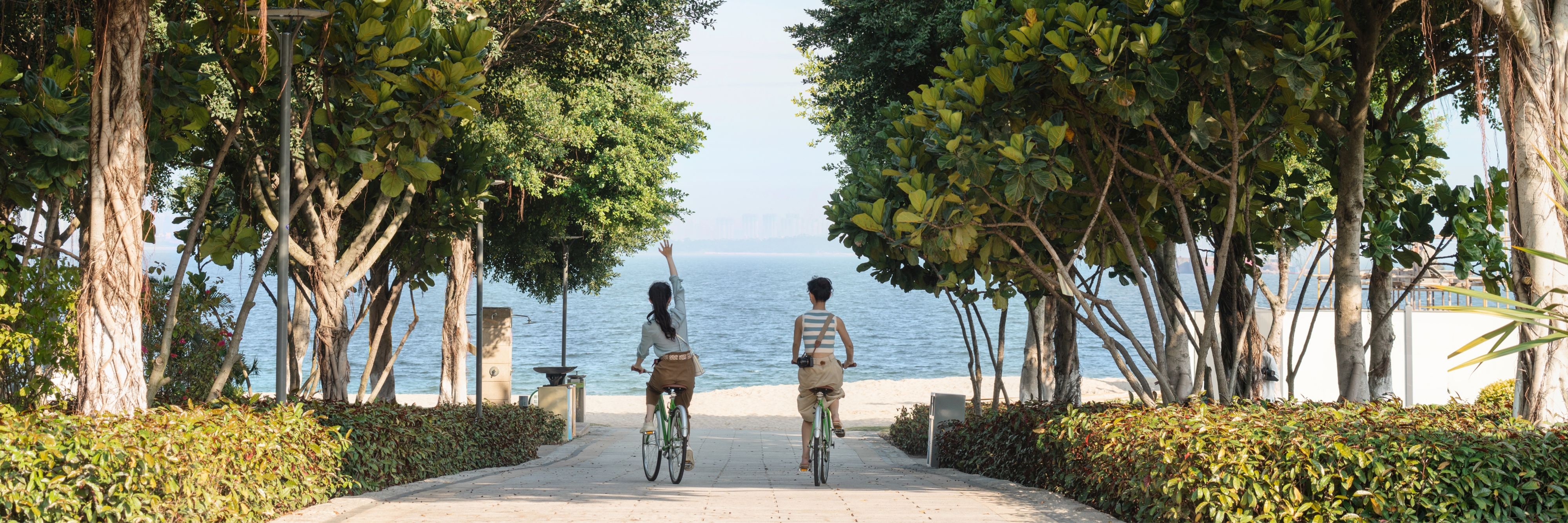 两个女孩在公园骑着自行车前往厦门海边