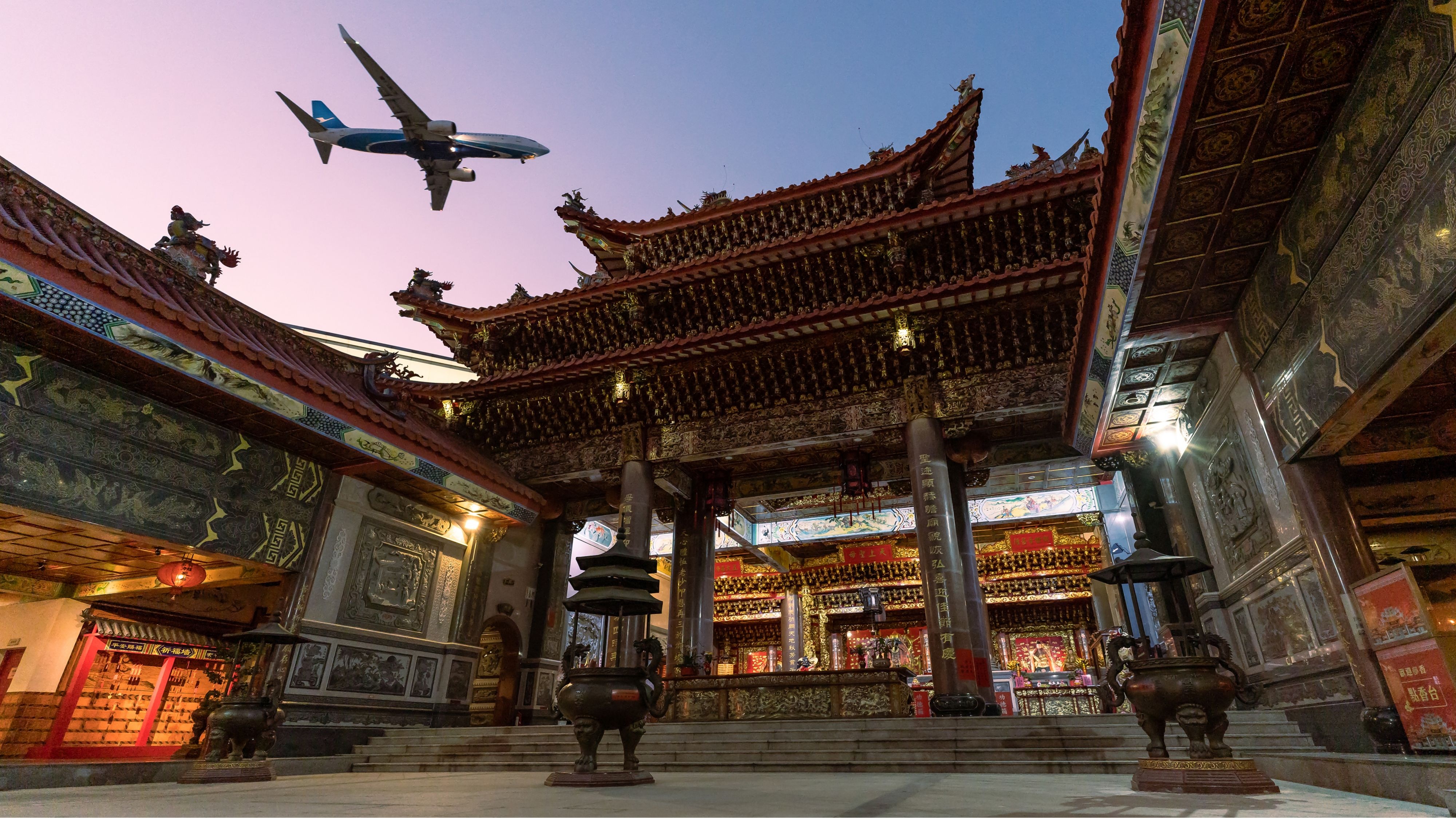 飞机经过厦门古庙​