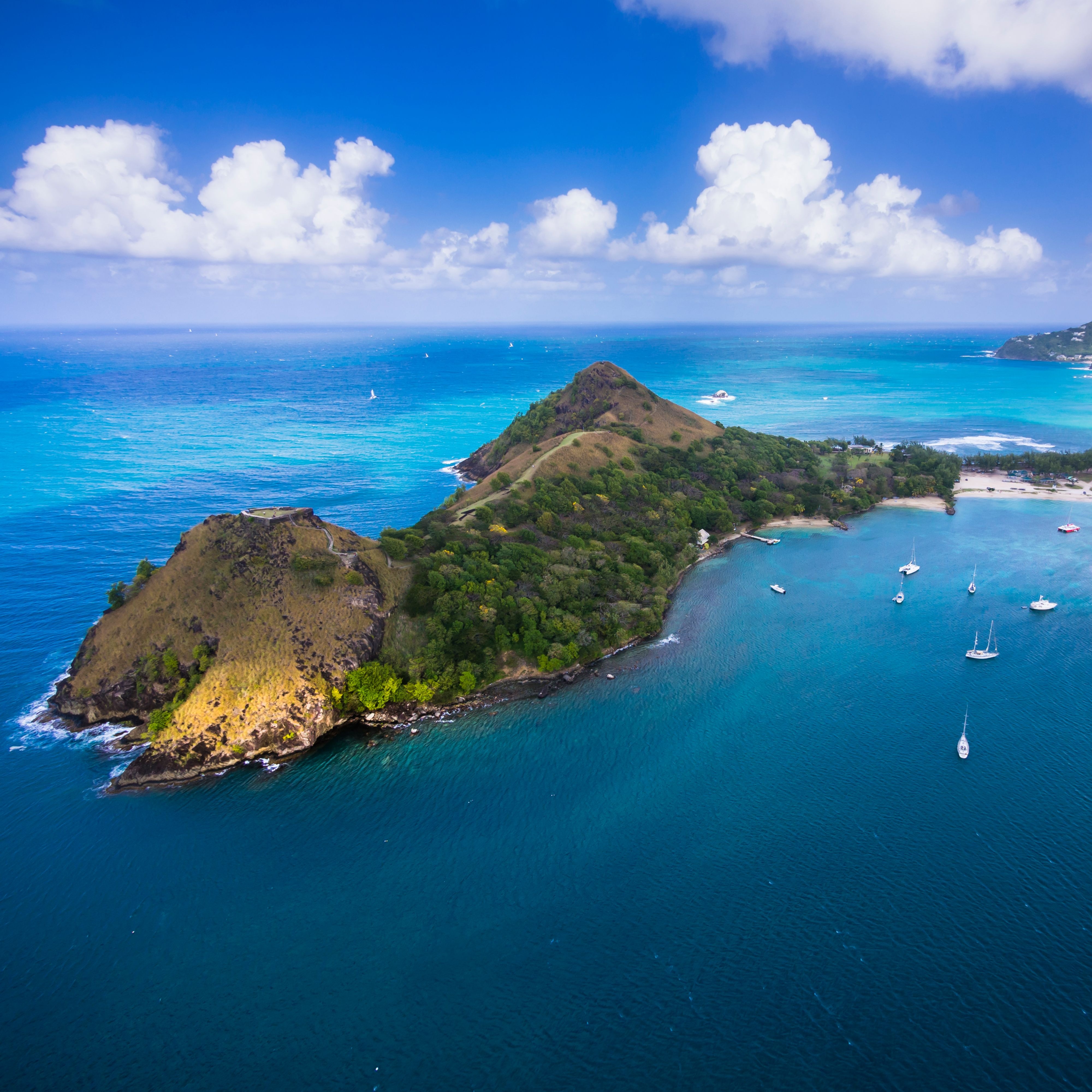 蔚蓝海洋中的岛屿与船只