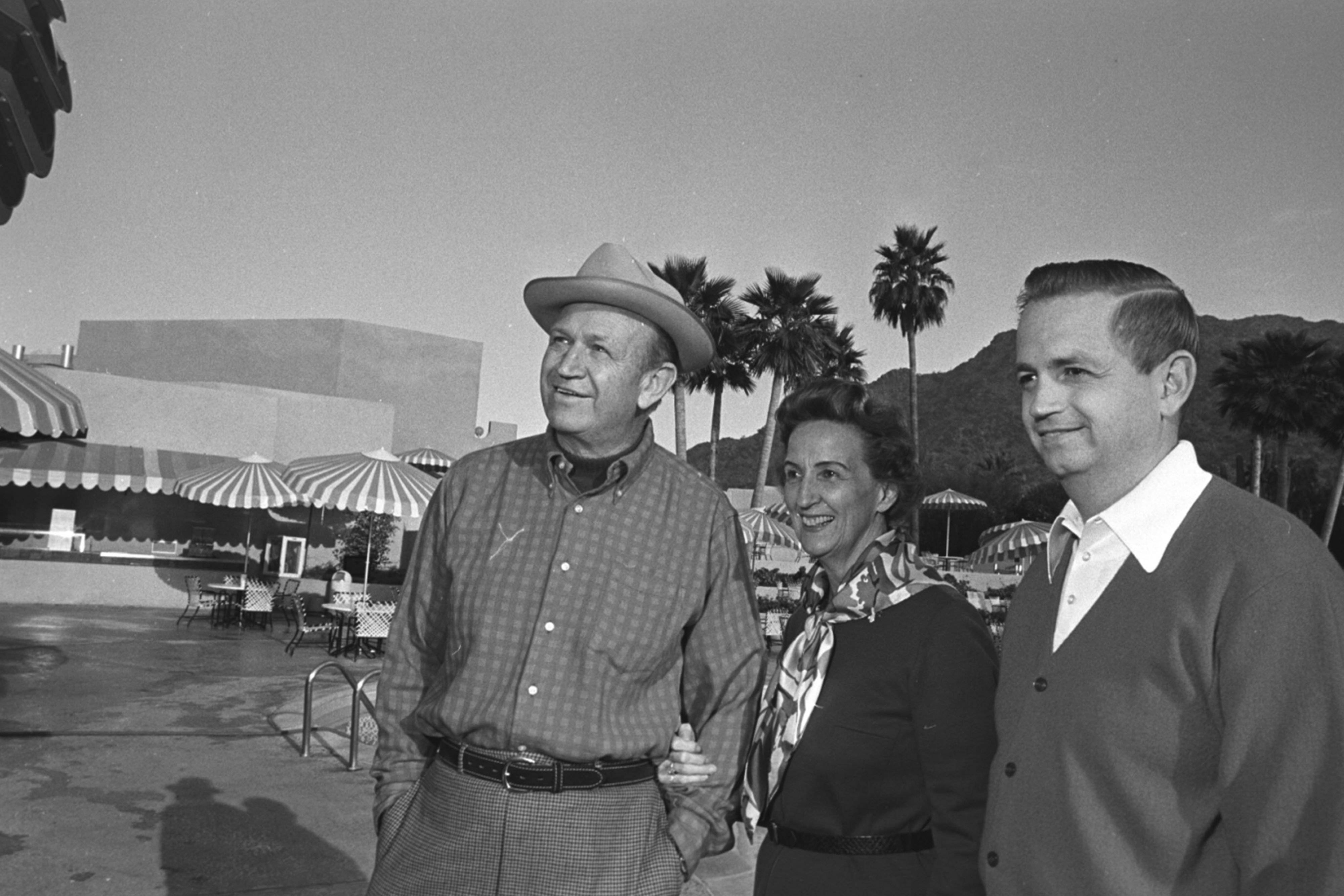 J.W. 和 Alice Marriott 夫妇以及他们的儿子。