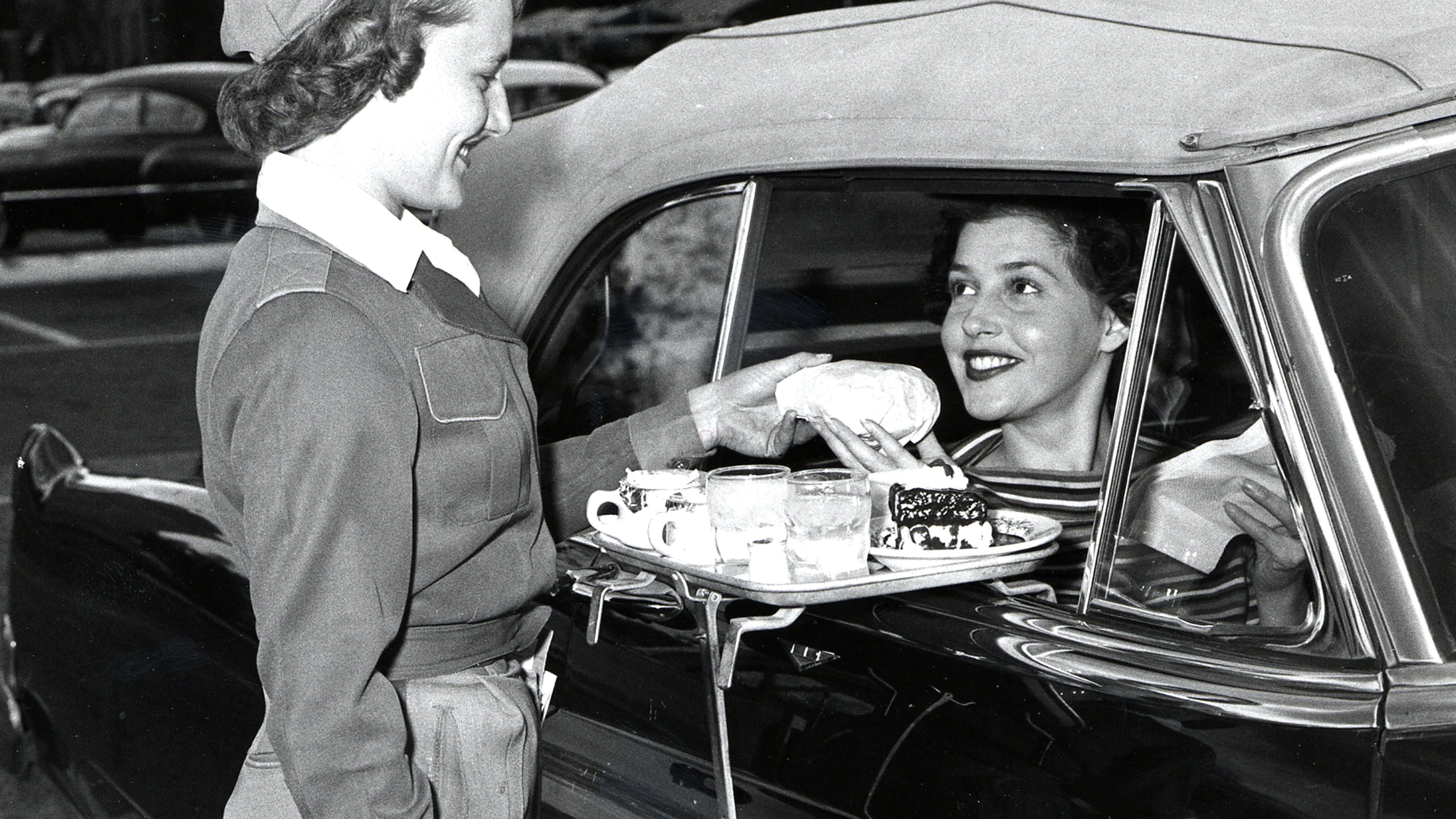 1952 年，享受车内用餐