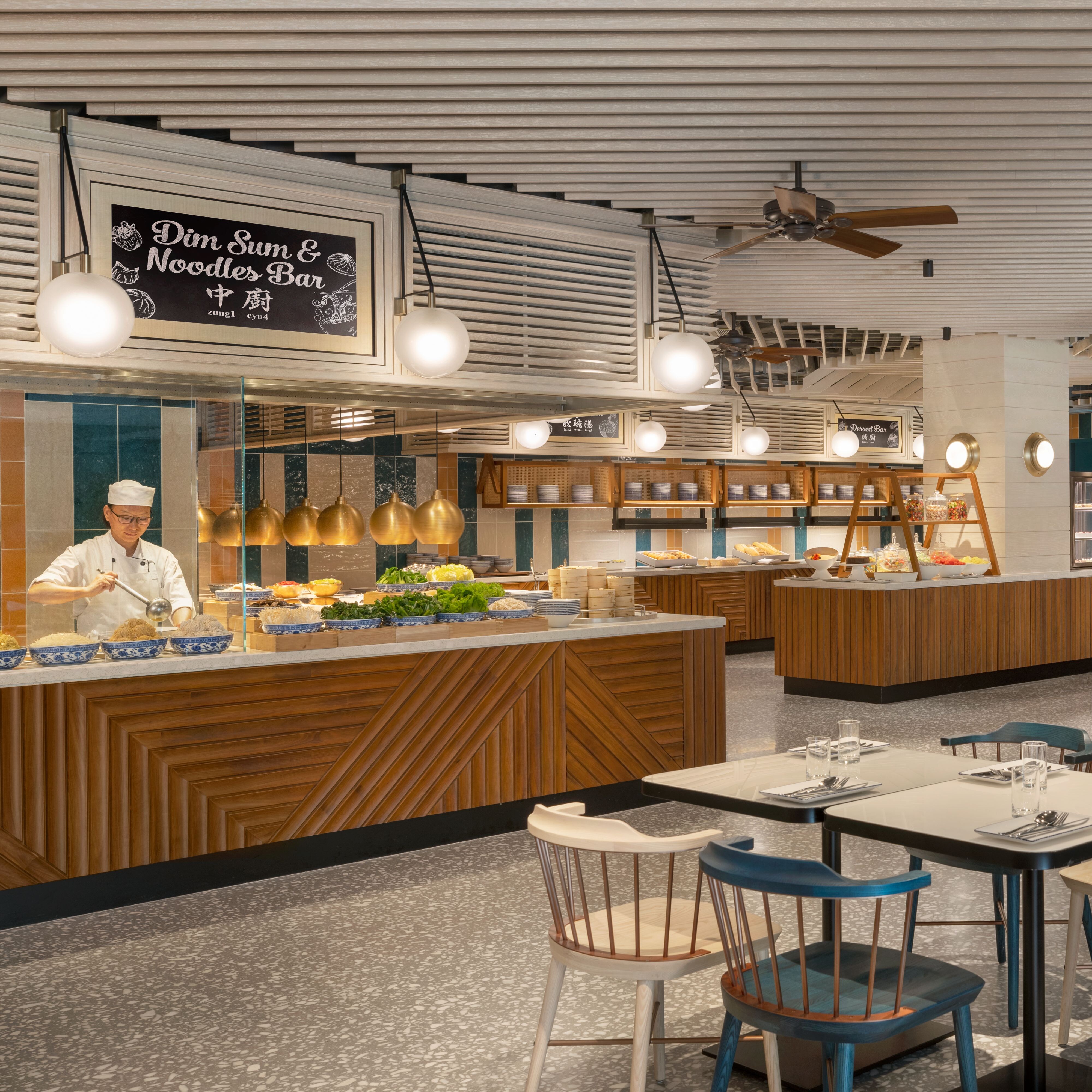 自助餐站摆满了色彩鲜艳的美食