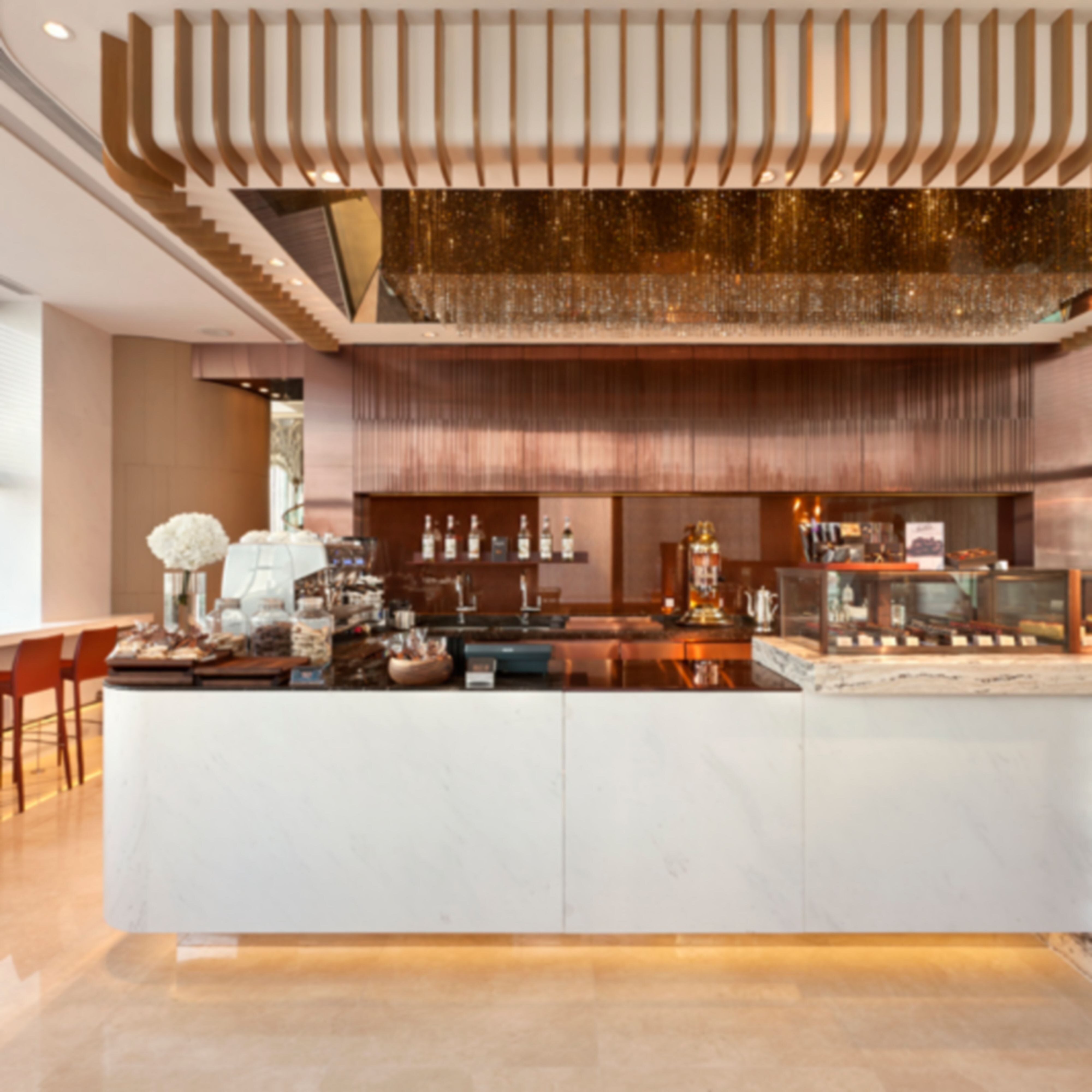 餐厅内的酒吧台和舒适的座位区