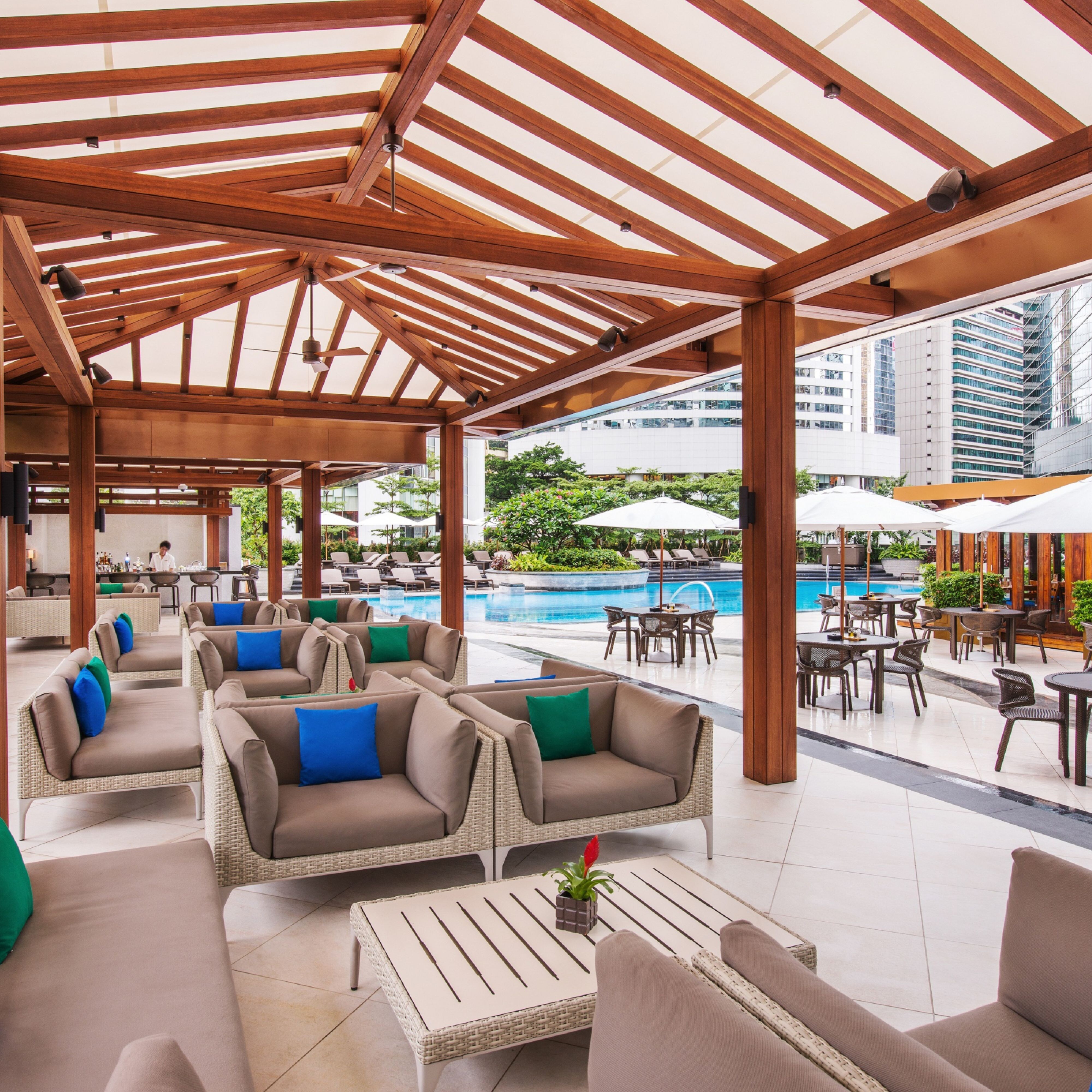 泳池旁的餐厅，提供户外用餐区和休闲氛围