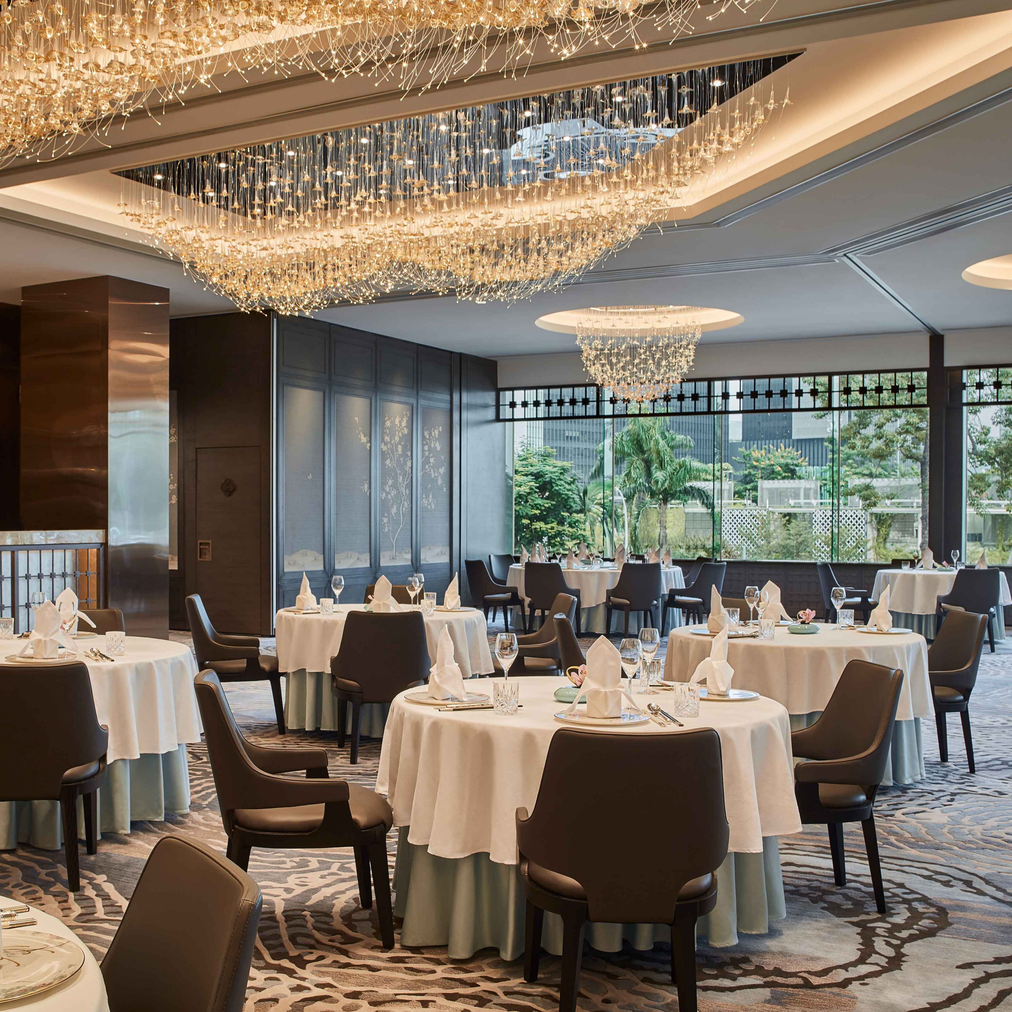 中餐厅的用餐大厅，展现优雅的室内设计和美丽的窗外景观