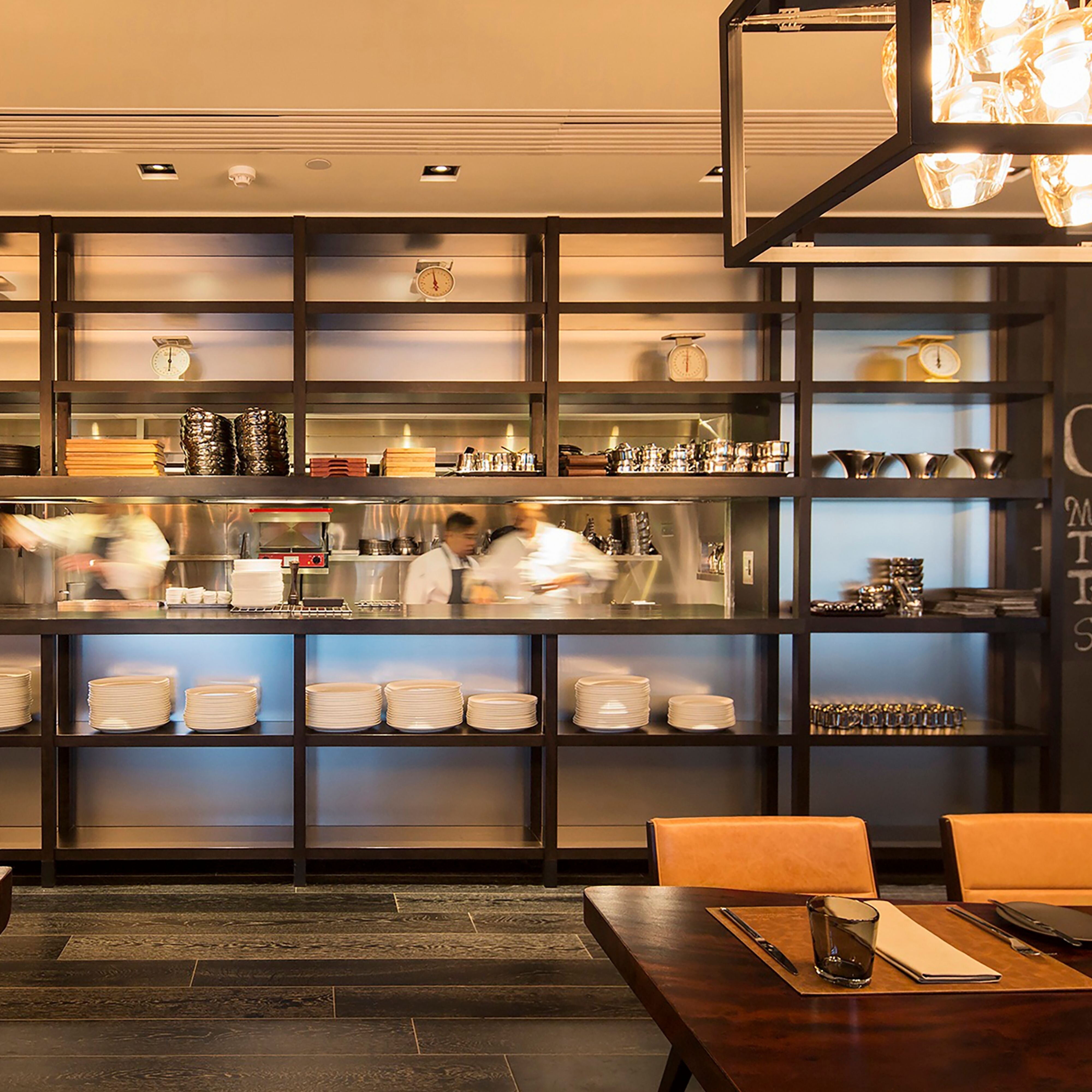 开放式厨房，厨师在现场为客人准备美食