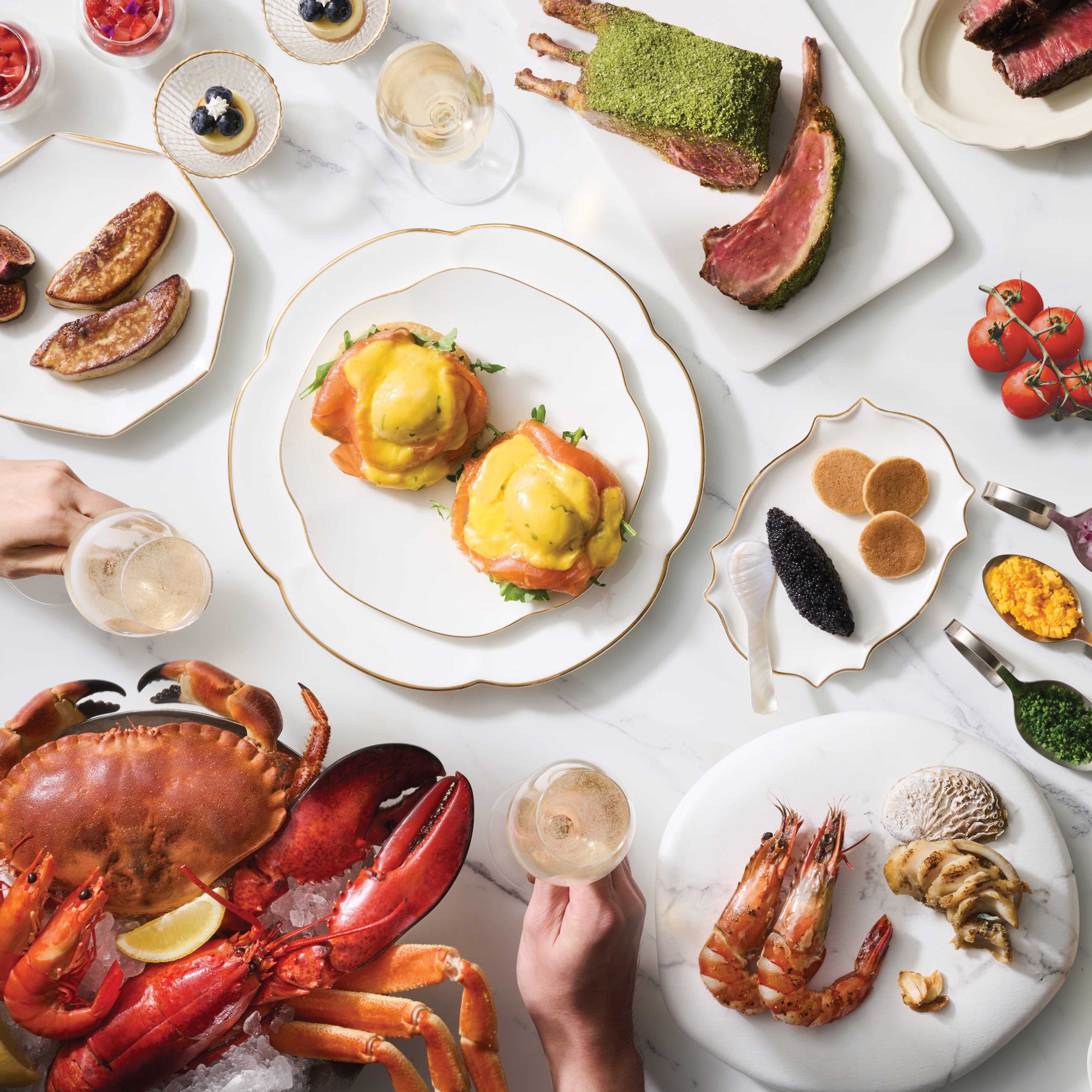 酒店沙拉吧台,展示各种新鲜蔬菜,水果和配料